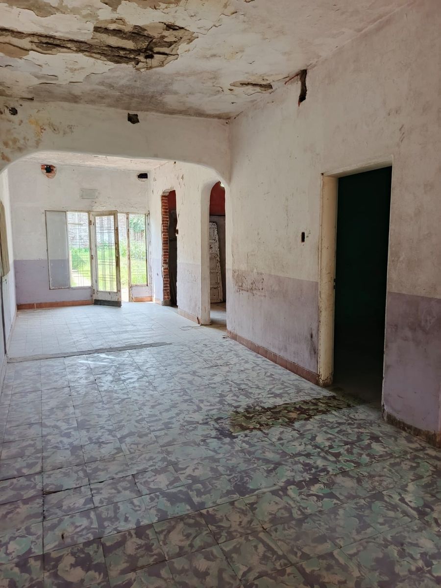 CASA 5 AMBIENTES A RECICLAR SOBRE LOTE 8..66 X 36 TIENE PLANOS APROBADOS — foto 4