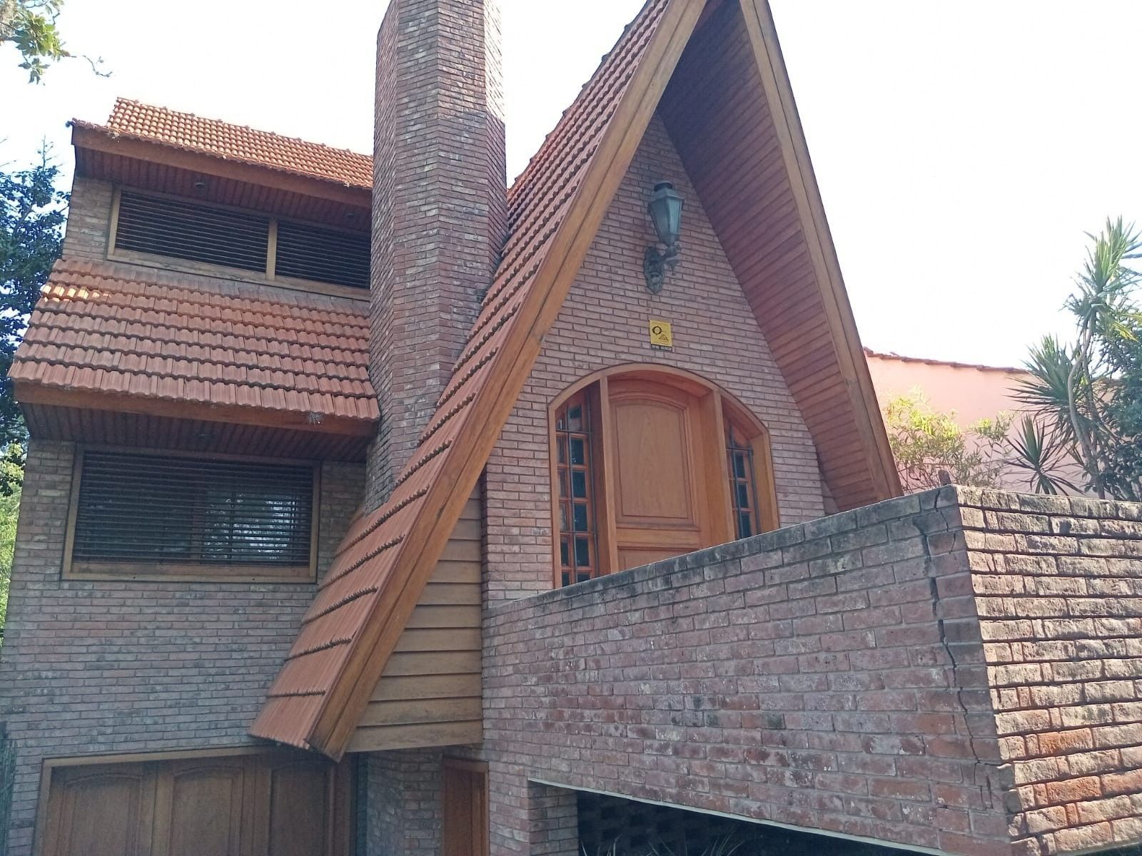 CHALET DE 5 AMB. LOTE DE 8,66x48. COCHERA CUB. P/4 AUTOS. FONDOLIBRECONPISCINA. EN VENTA, BANFIELD O.