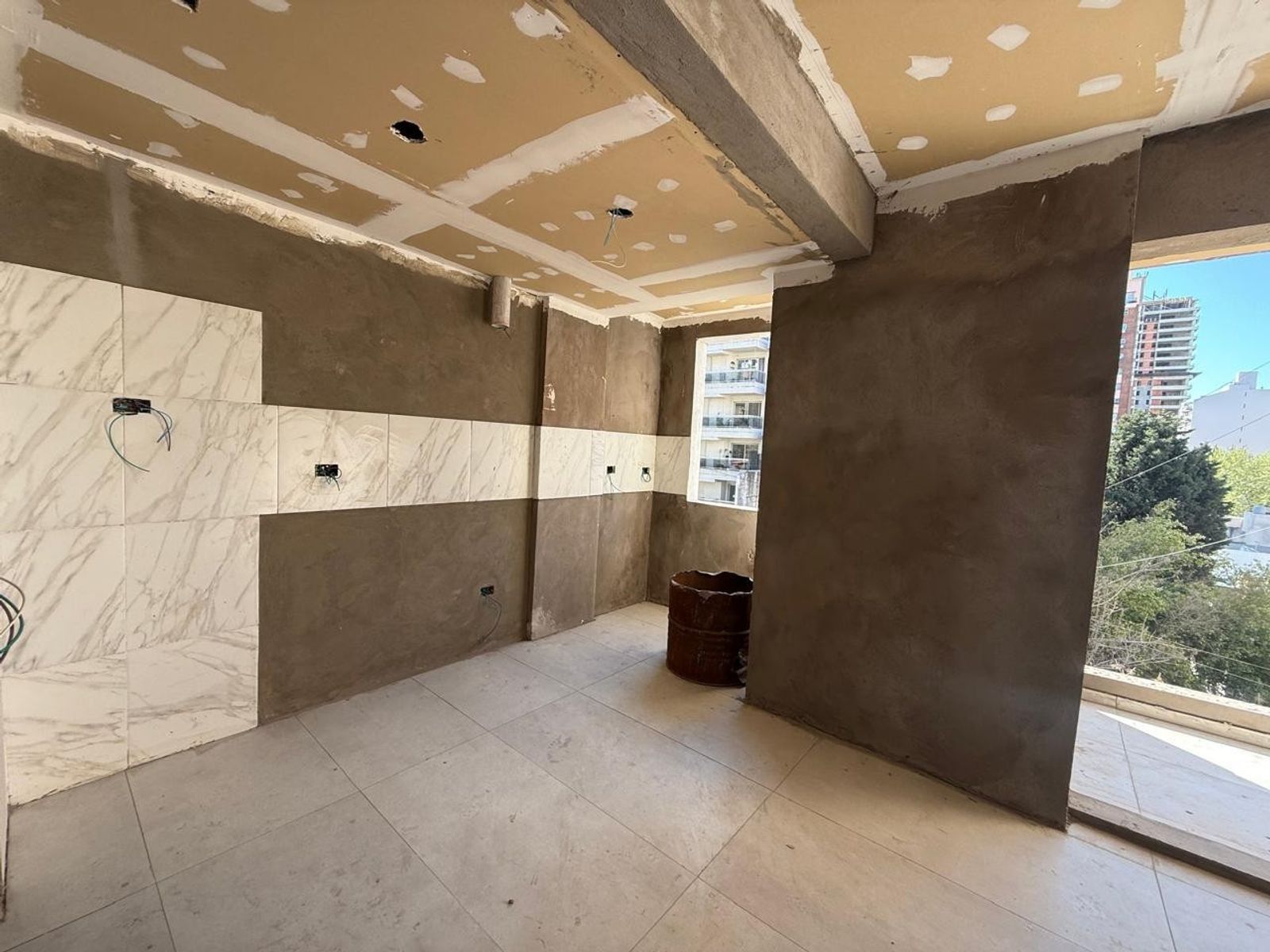 SEMIPISO 3 AMB. CON COOCHERA. TOILETTE + 2 BAÑOS COMPL. EN VENTAENLANUSITA. LANUS O. ENTREGA: PROXIMAMENTE — foto 5