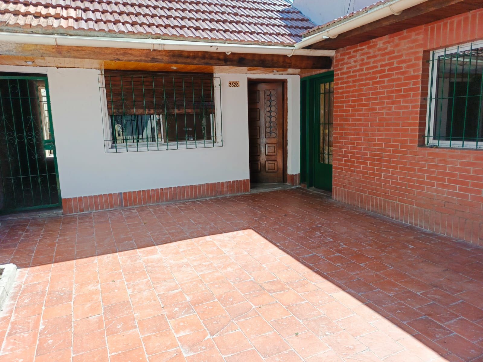 CASA 5 AMBIENTES EN 2 PLANTAS CON 2 COCHERAS Y PATIO NUEVO PRECIO USS 90 MIL — foto 2