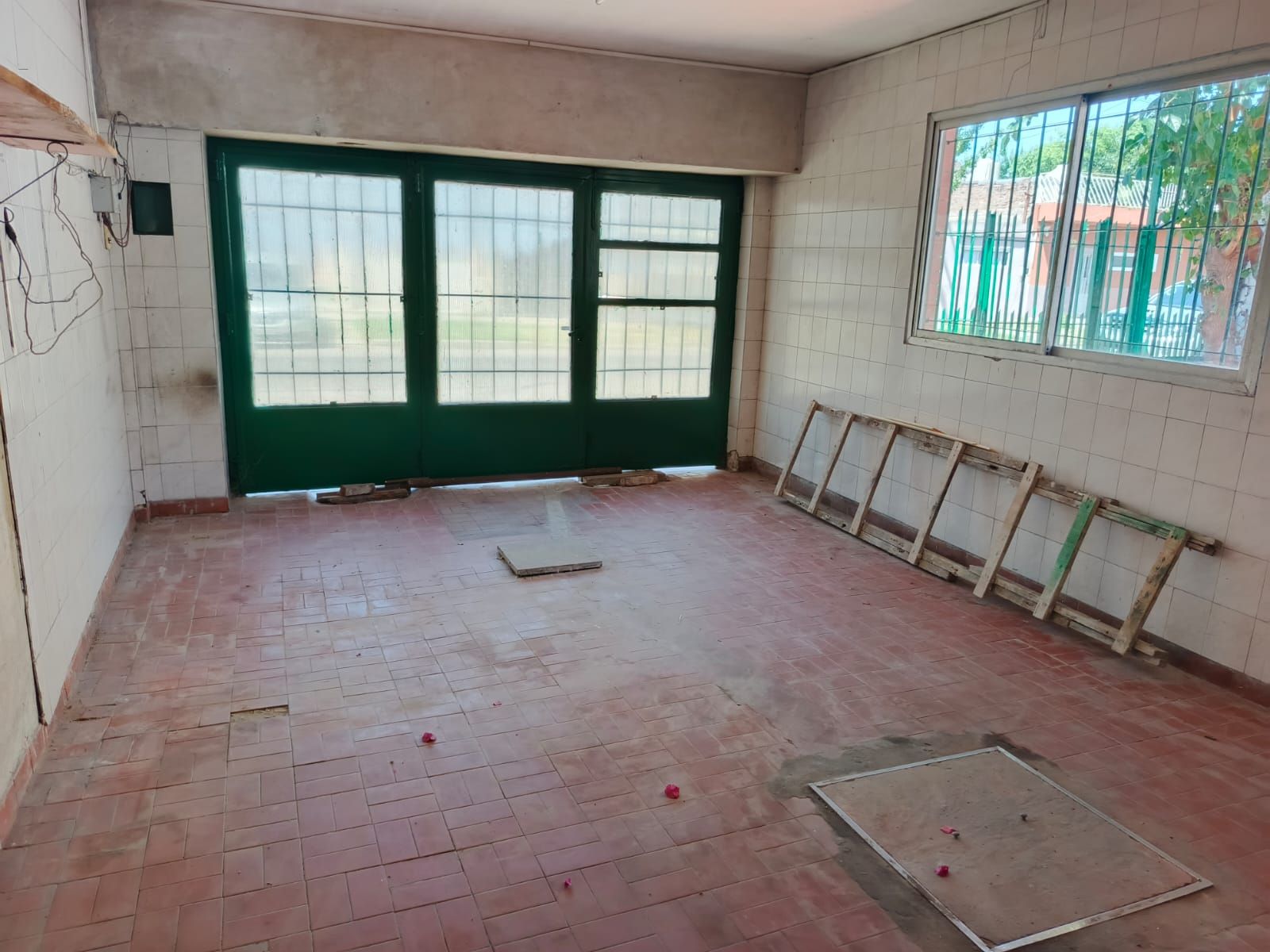 CASA 5 AMBIENTES EN 2 PLANTAS CON 2 COCHERAS Y PATIO NUEVO PRECIO USS 90 MIL — foto 4
