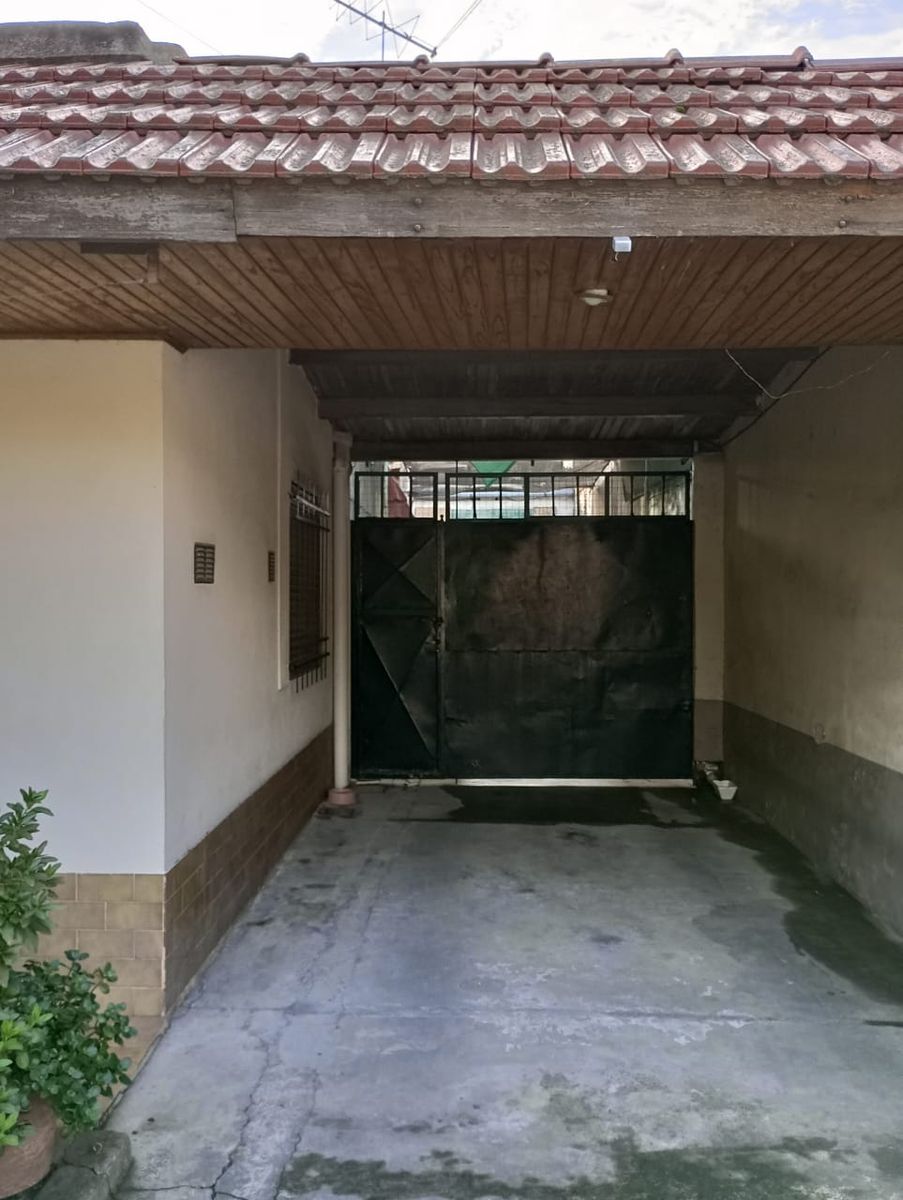 CASA CON GALPON SOBRE LOTE PROPIO 8.66 X 26.35 - 2