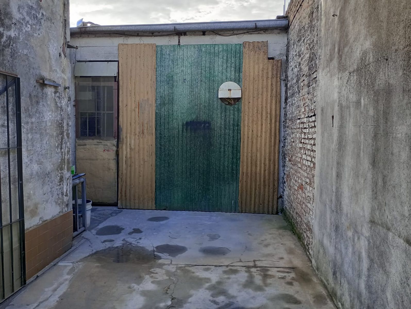 CASA CON GALPON SOBRE LOTE PROPIO 8.66 X 26.35 - 9