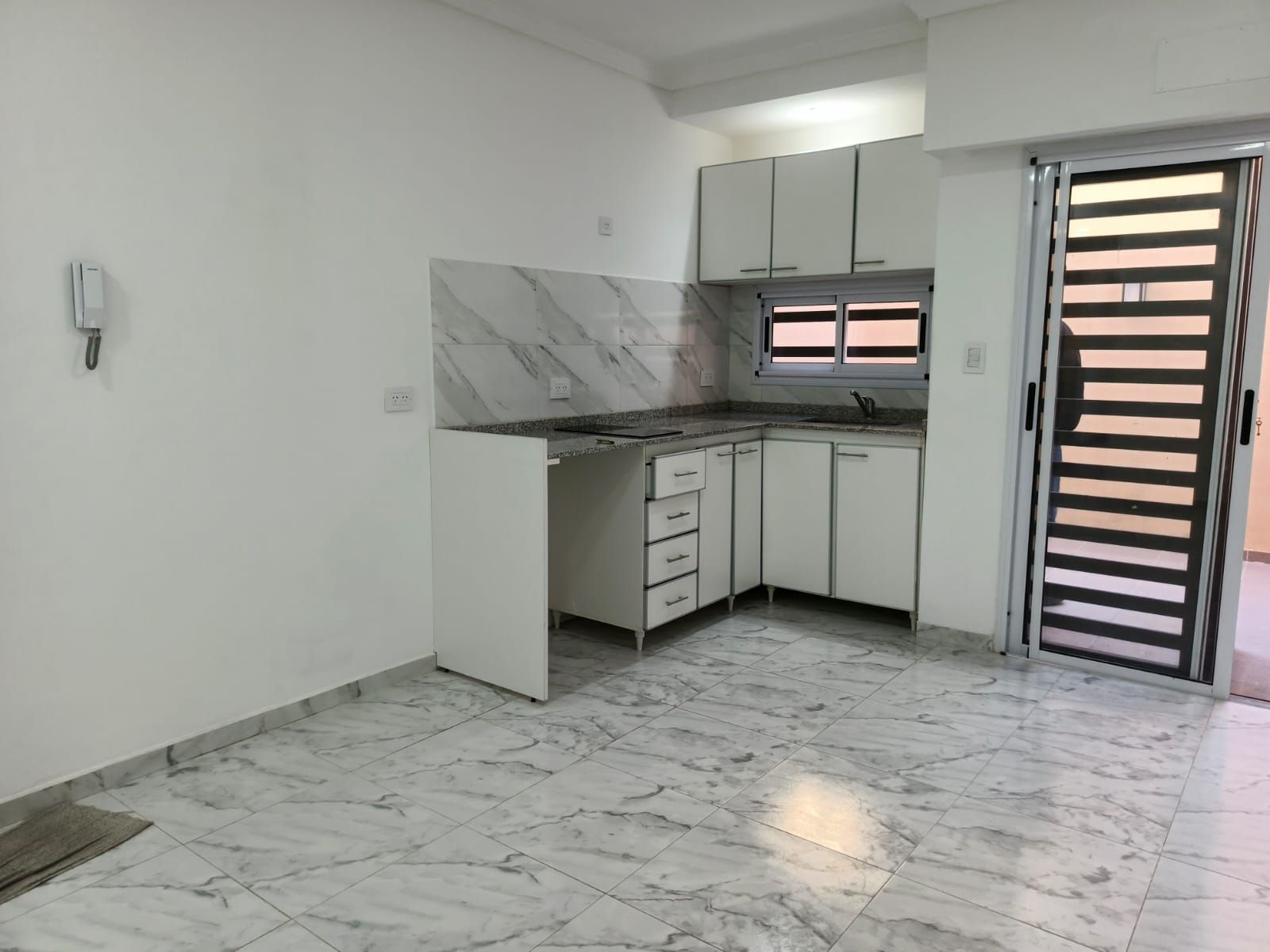 DEPARTAMENTO 2 AMBIENTES AL FRENTE CON COCHERA DESCUBIERTA - 3