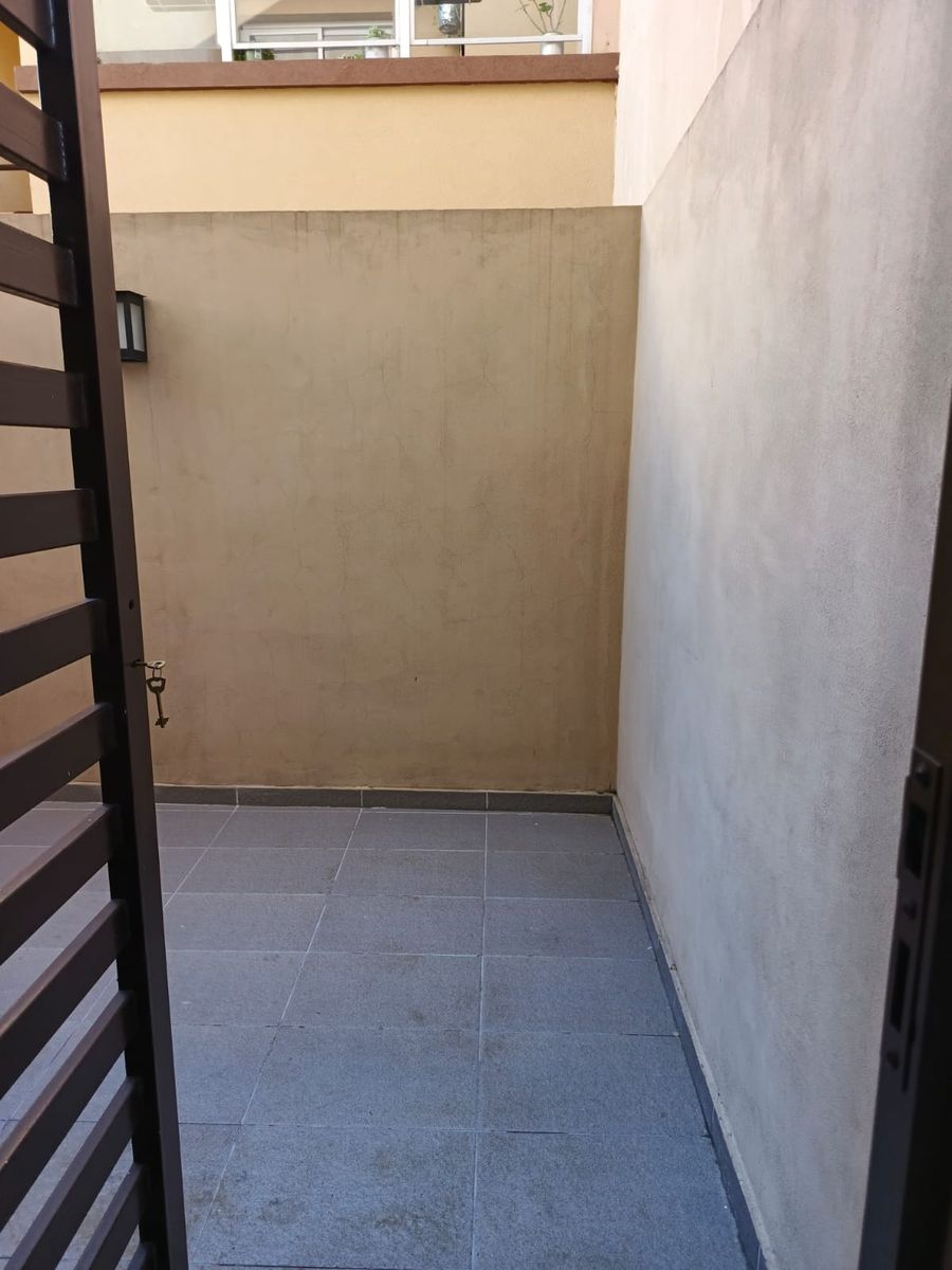DEPARTAMENTO 2 AMBIENTES AL FRENTE CON COCHERA DESCUBIERTA - 6