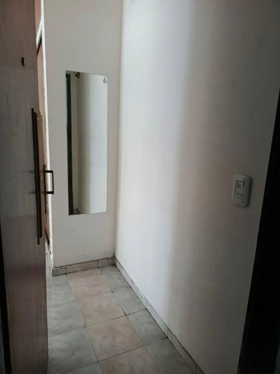 Monoambiente en 1 piso al frente con cochera descubierta - 2
