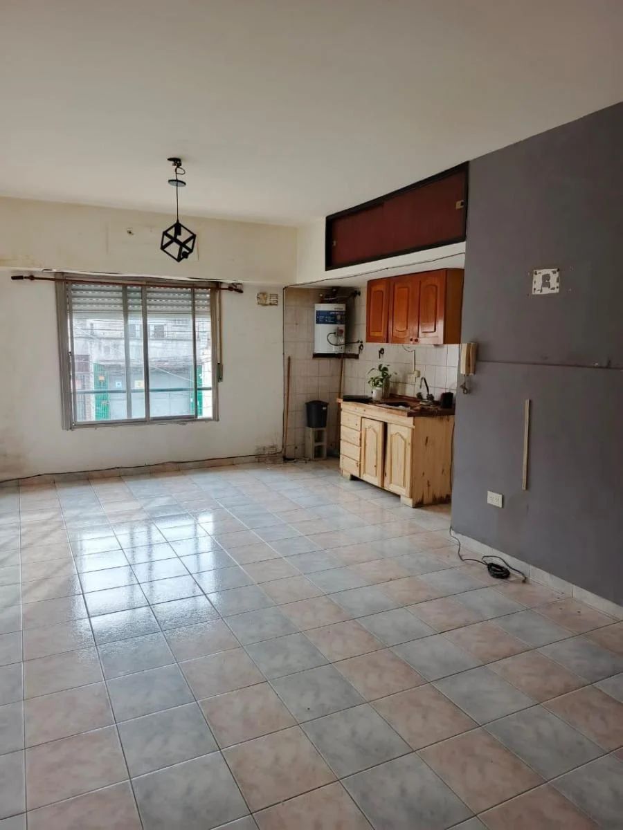 Monoambiente en 1 piso al frente con cochera descubierta - 5