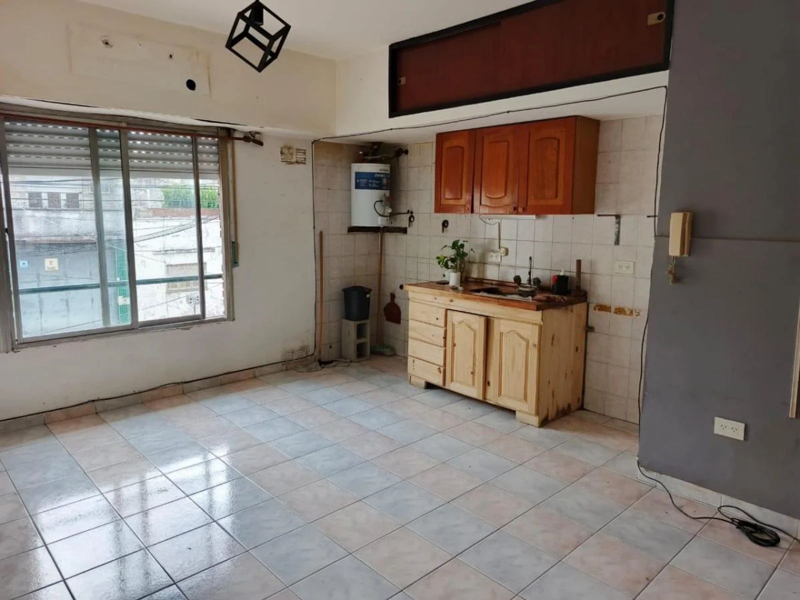 Monoambiente en 1 piso al frente con cochera descubierta - 8