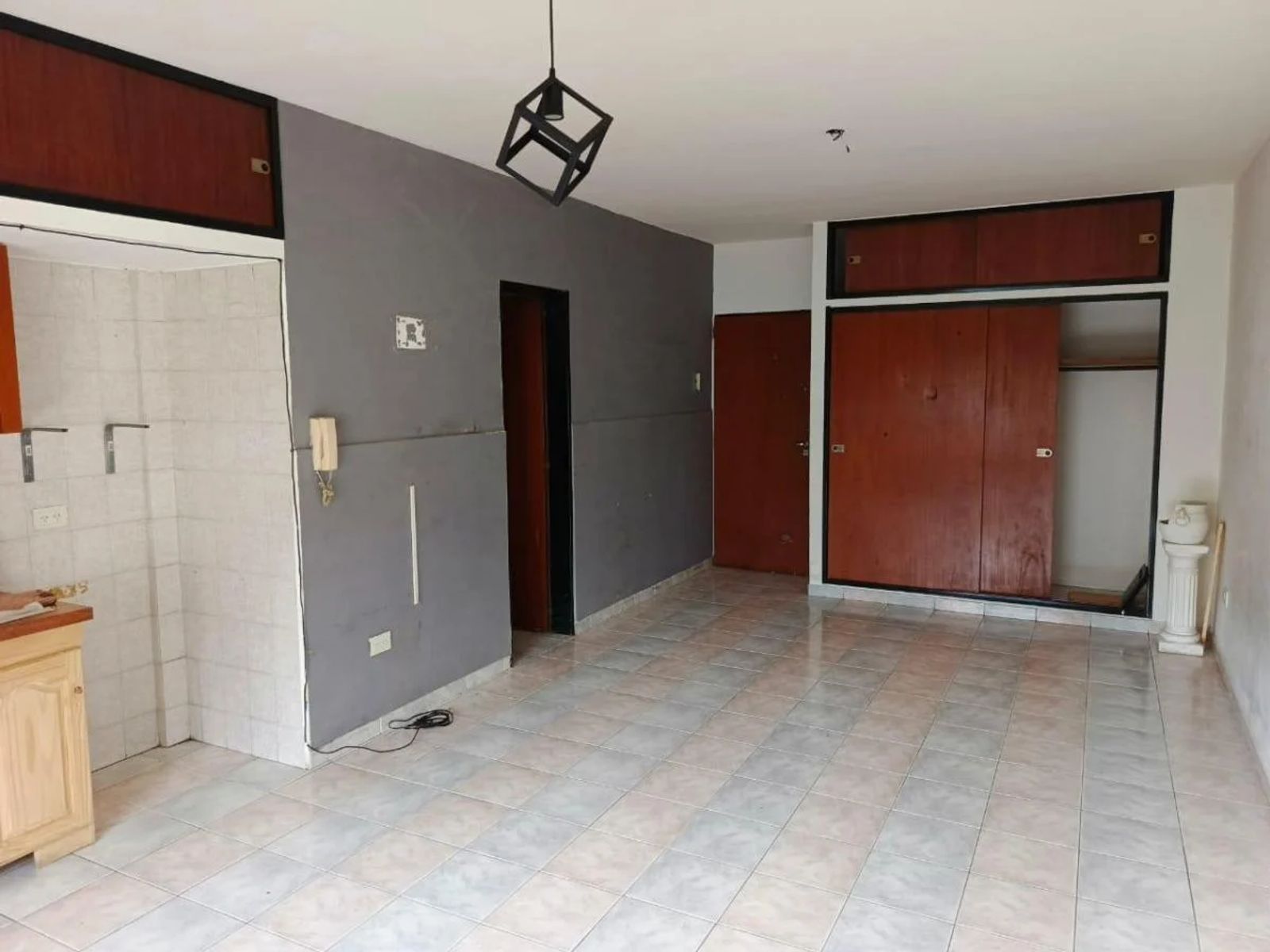 Monoambiente en 1 piso al frente con cochera descubierta - 9