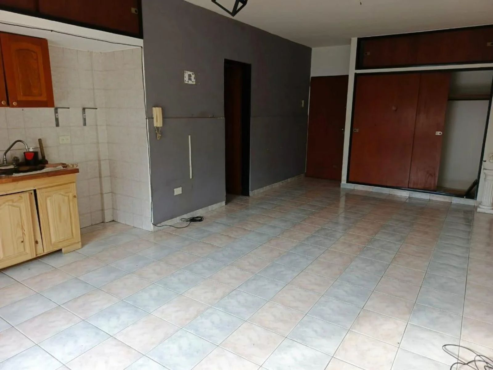 Monoambiente en 1 piso al frente con cochera descubierta - 11