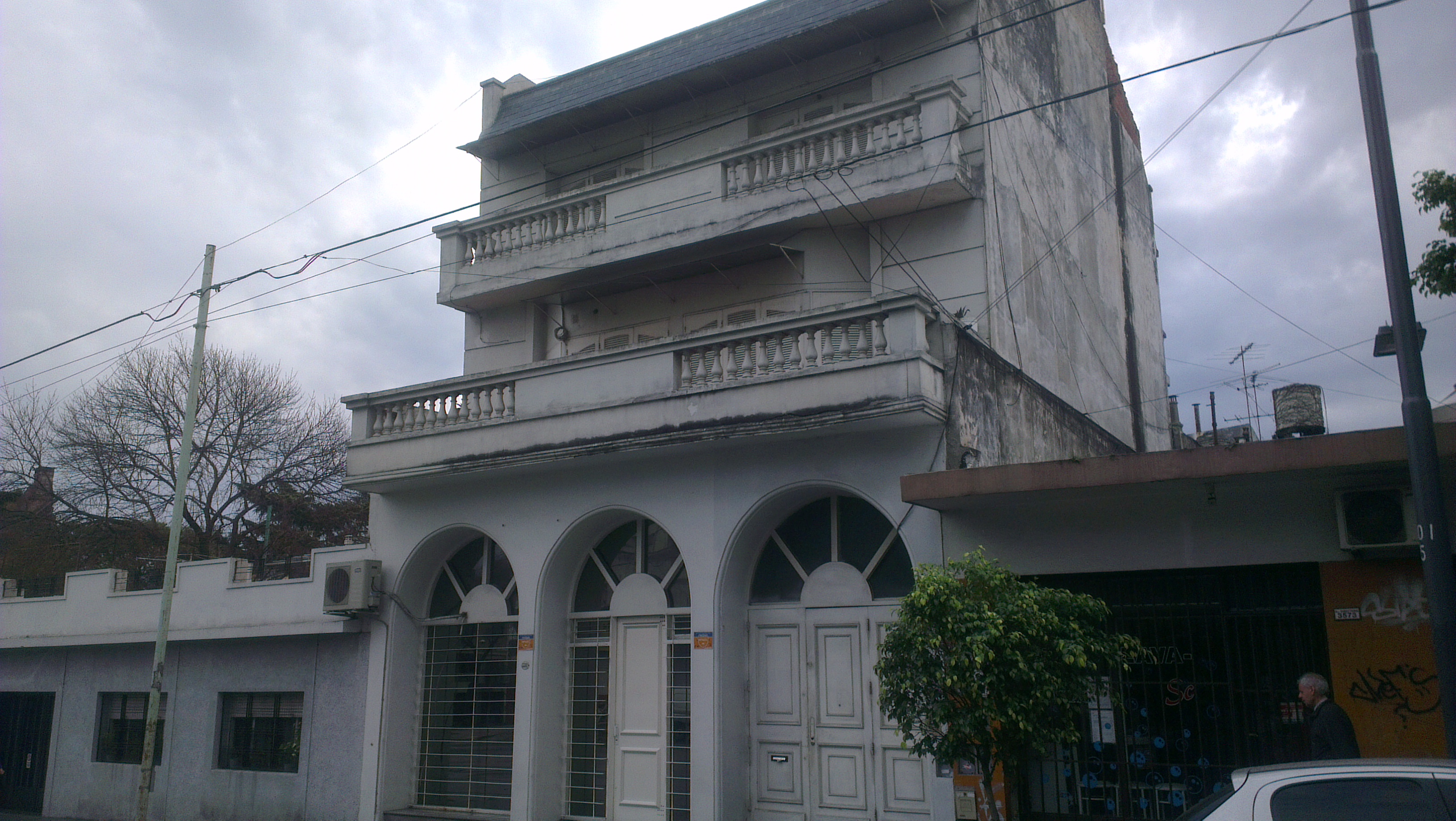 EXCELENTE PROPIEDAD EN FLORESTA 5 AMBIENTES CON DEPENDENCIA AV DIRECTORIO 3579