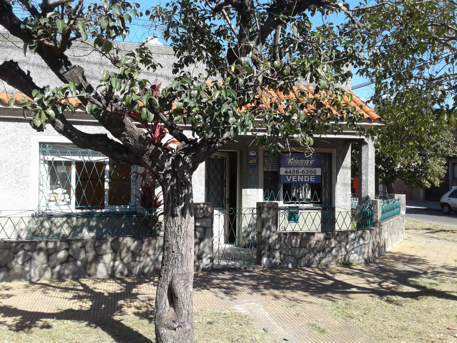 CASA EN LOTE PROPIO DE 3 AMBIENTES