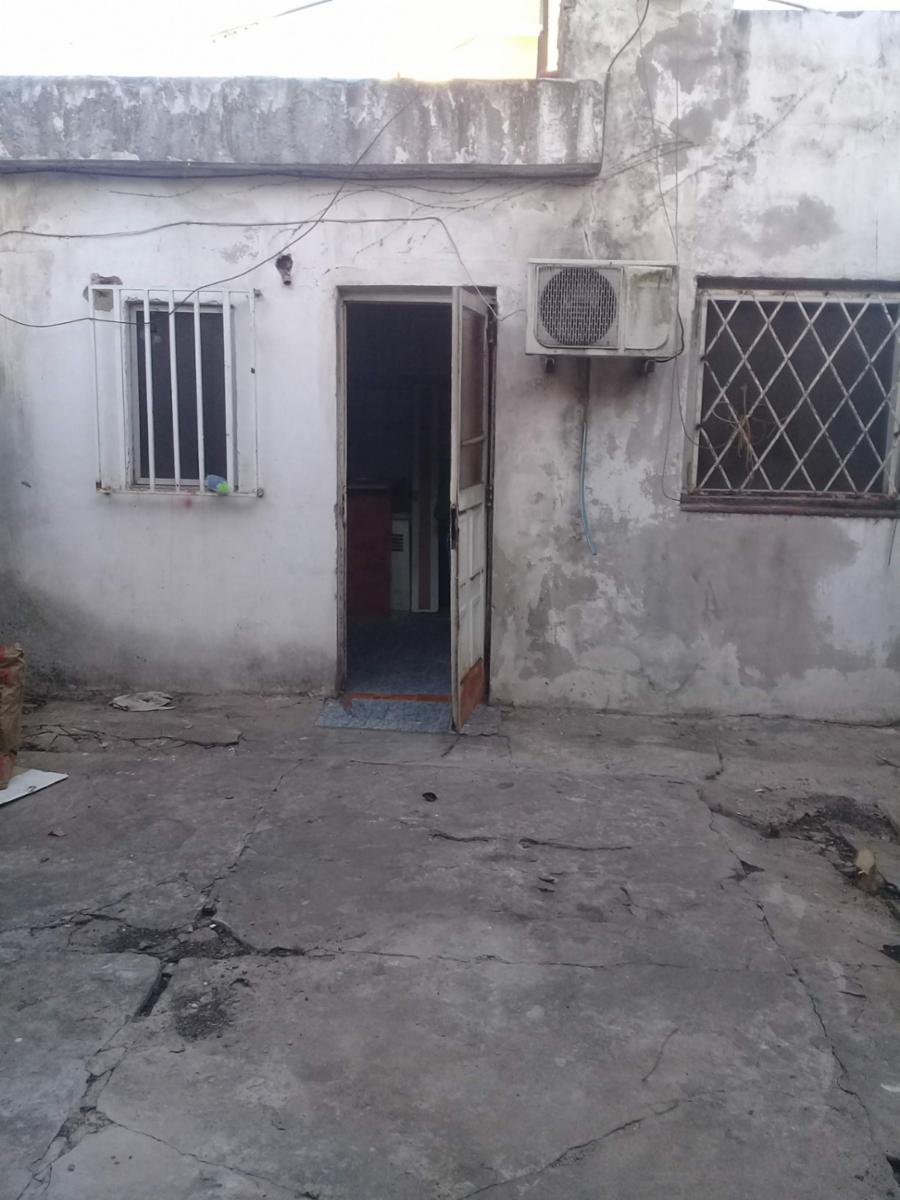 Oportunidad departamento a reciclar con enorme patio