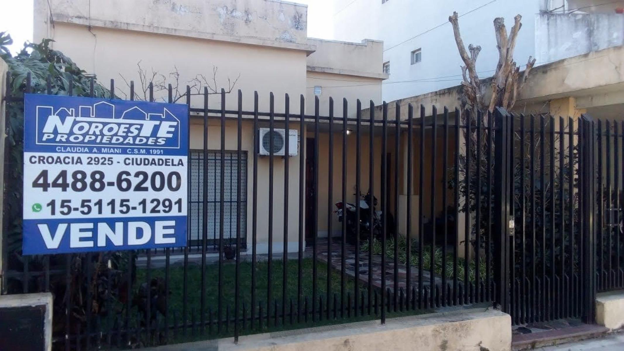 Hermosa casa de tres ambientes a mts Rivadavia. Oportunidad