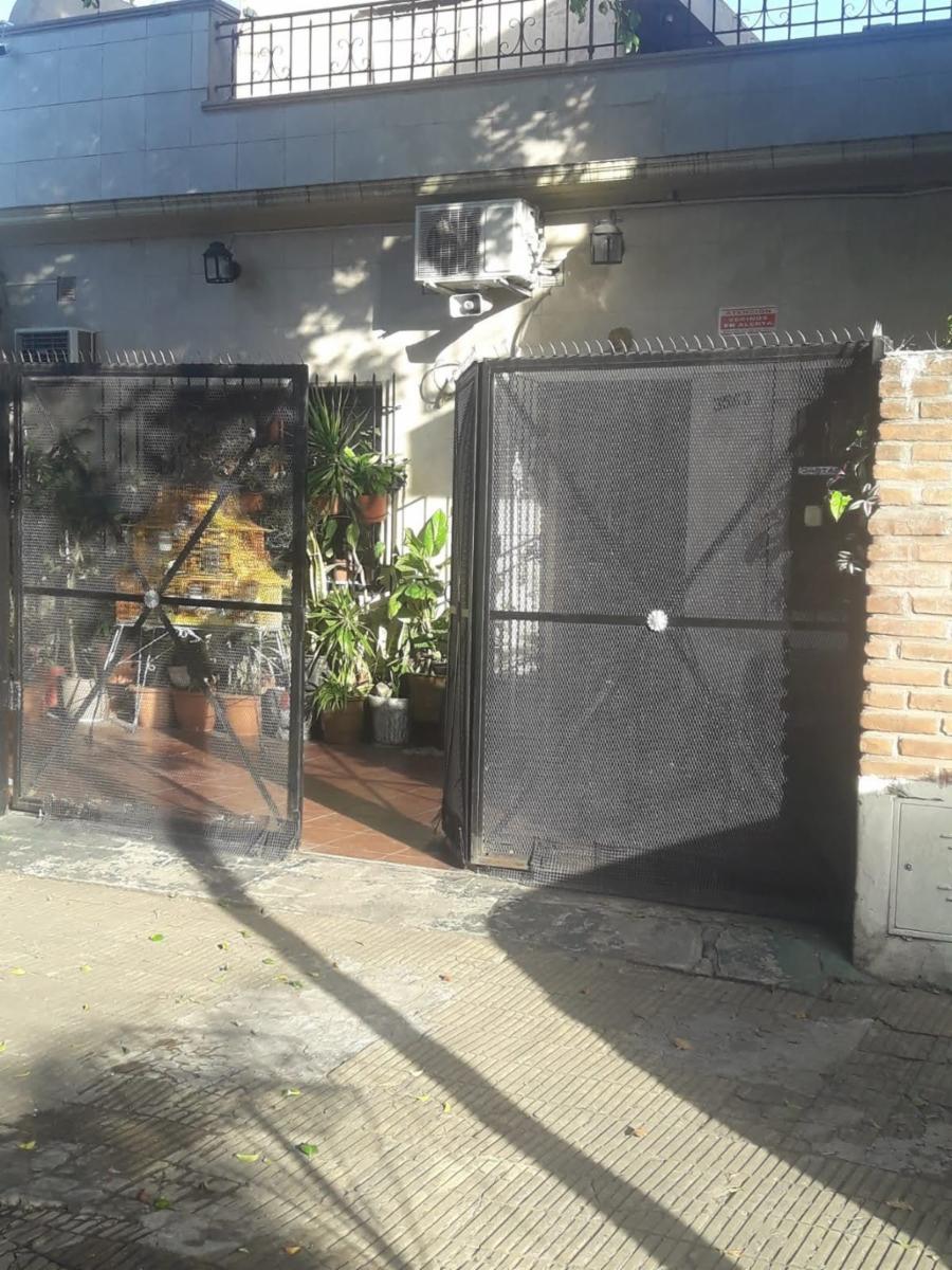 Casa de 3 ambientes, al frente Jardin ,patio y terraza,