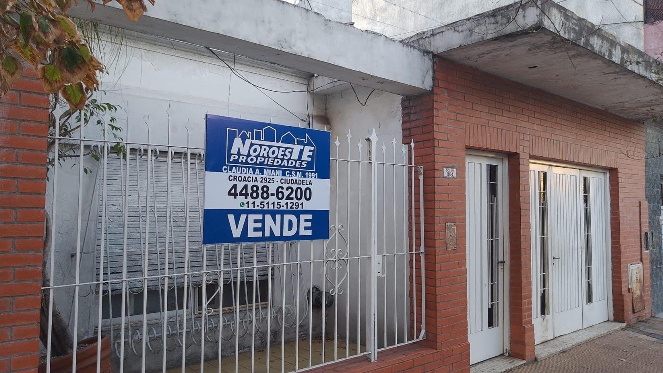 Casa de ideal de dos familias en dos plantas , Planta baja 3 amb. con Garaje jardín, fondo terraza, PA. departamento de dos ambientes. Superficie terreno 207m2 edificado:165m2