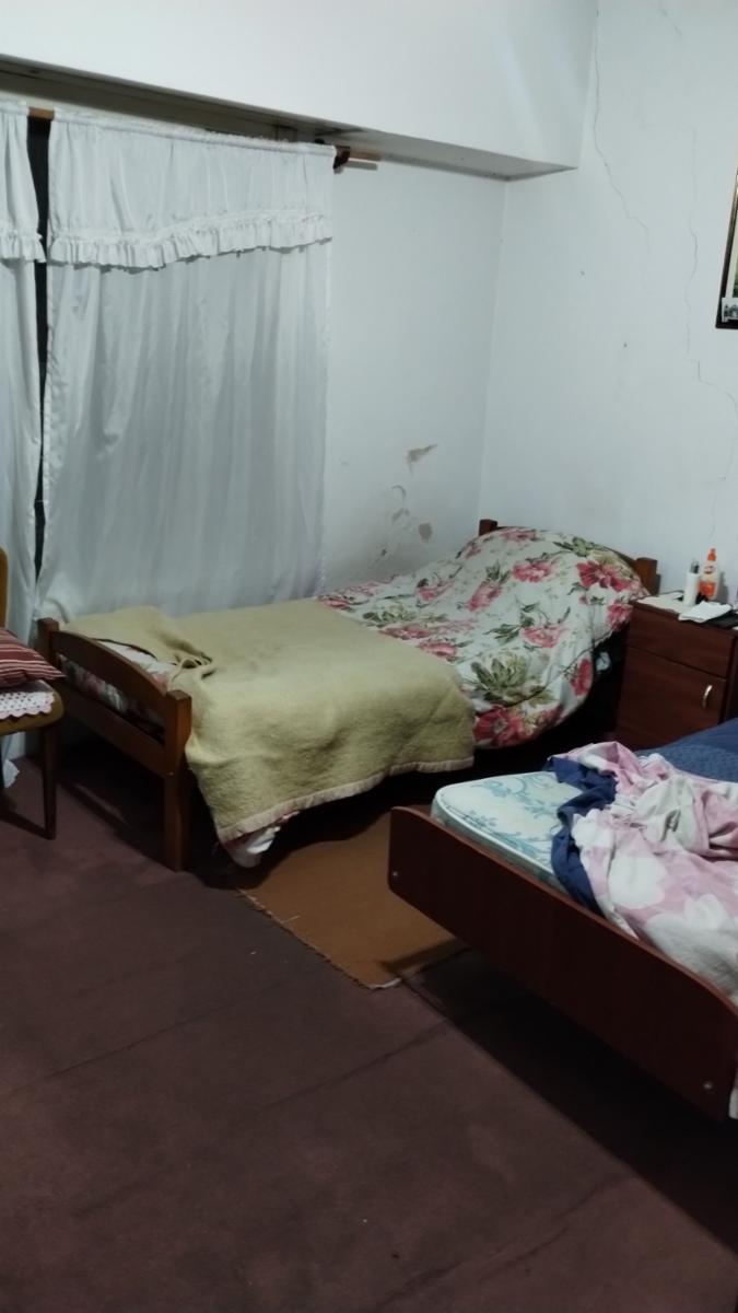 Casa de ideal de dos familias en dos plantas , Planta baja 3 amb. con Garaje jardín, fondo terraza, PA. departamento de dos ambientes. Superficie terreno 207m2 edificado:165m2 — foto 2