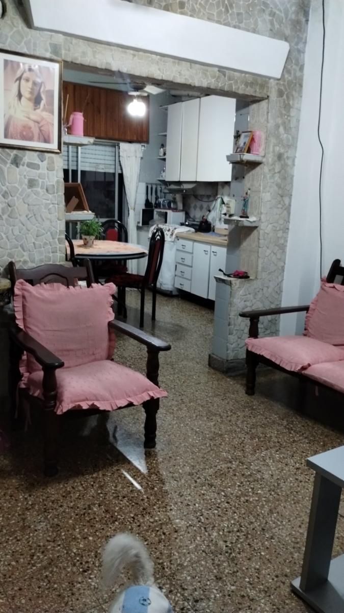 Casa de ideal de dos familias en dos plantas , Planta baja 3 amb. con Garaje jardín, fondo terraza, PA. departamento de dos ambientes. Superficie terreno 207m2 edificado:165m2 — foto 11