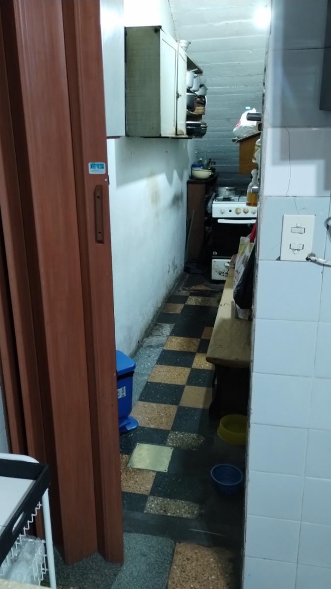Casa de ideal de dos familias en dos plantas , Planta baja 3 amb. con Garaje jardín, fondo terraza, PA. departamento de dos ambientes. Superficie terreno 207m2 edificado:165m2 — foto 12