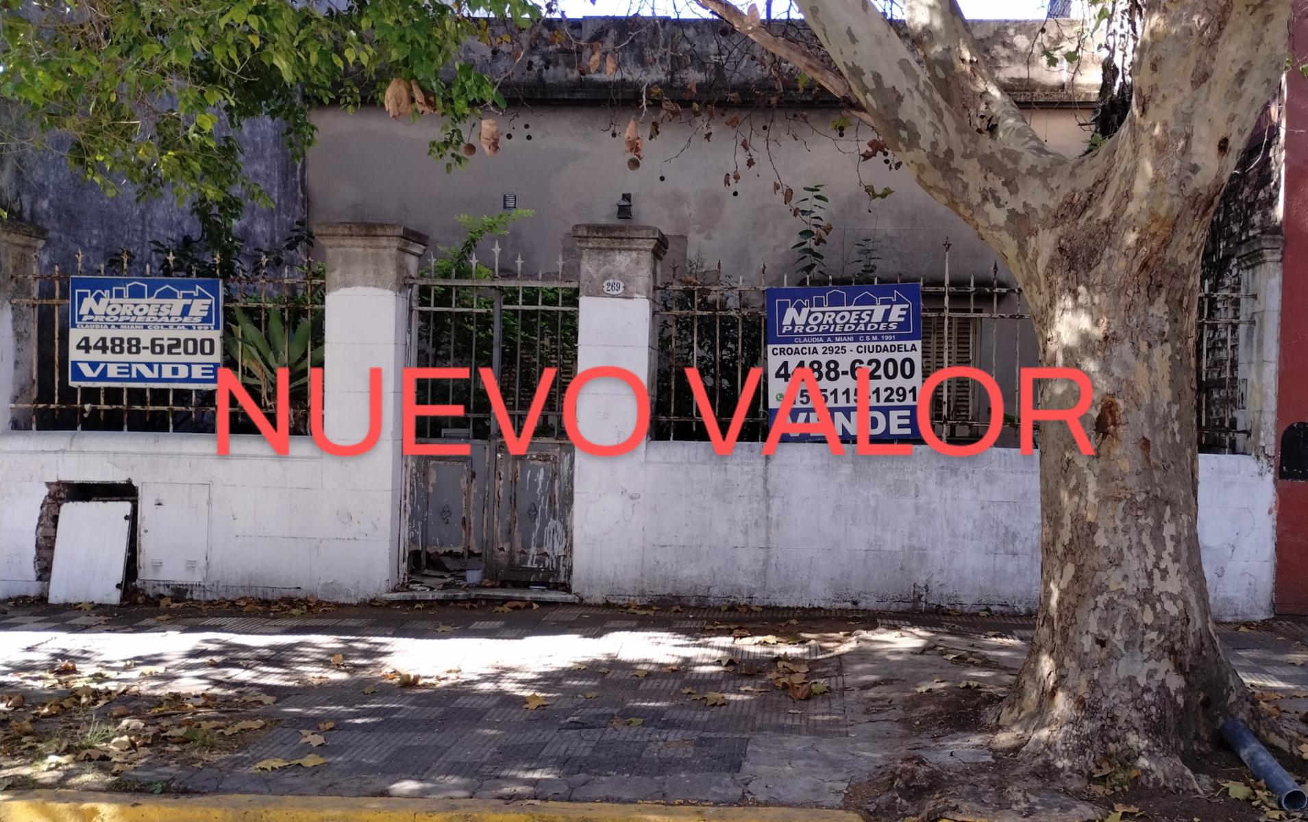 En lote propio dos Casas de 3 ambientes a reciclar , excelente ubicación a dos cuadras Estación de Ciudadela y dos cuadra Gaona . Ideal para reciclar o construir dptos. escucha ofertas.