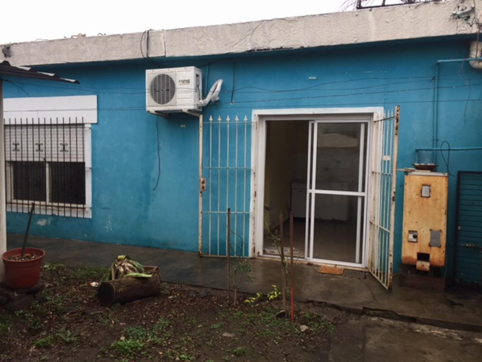 Venta de CASA en PASO DEL REY sobre alineamiento comercial AcB, Sold. D Errico — foto 4
