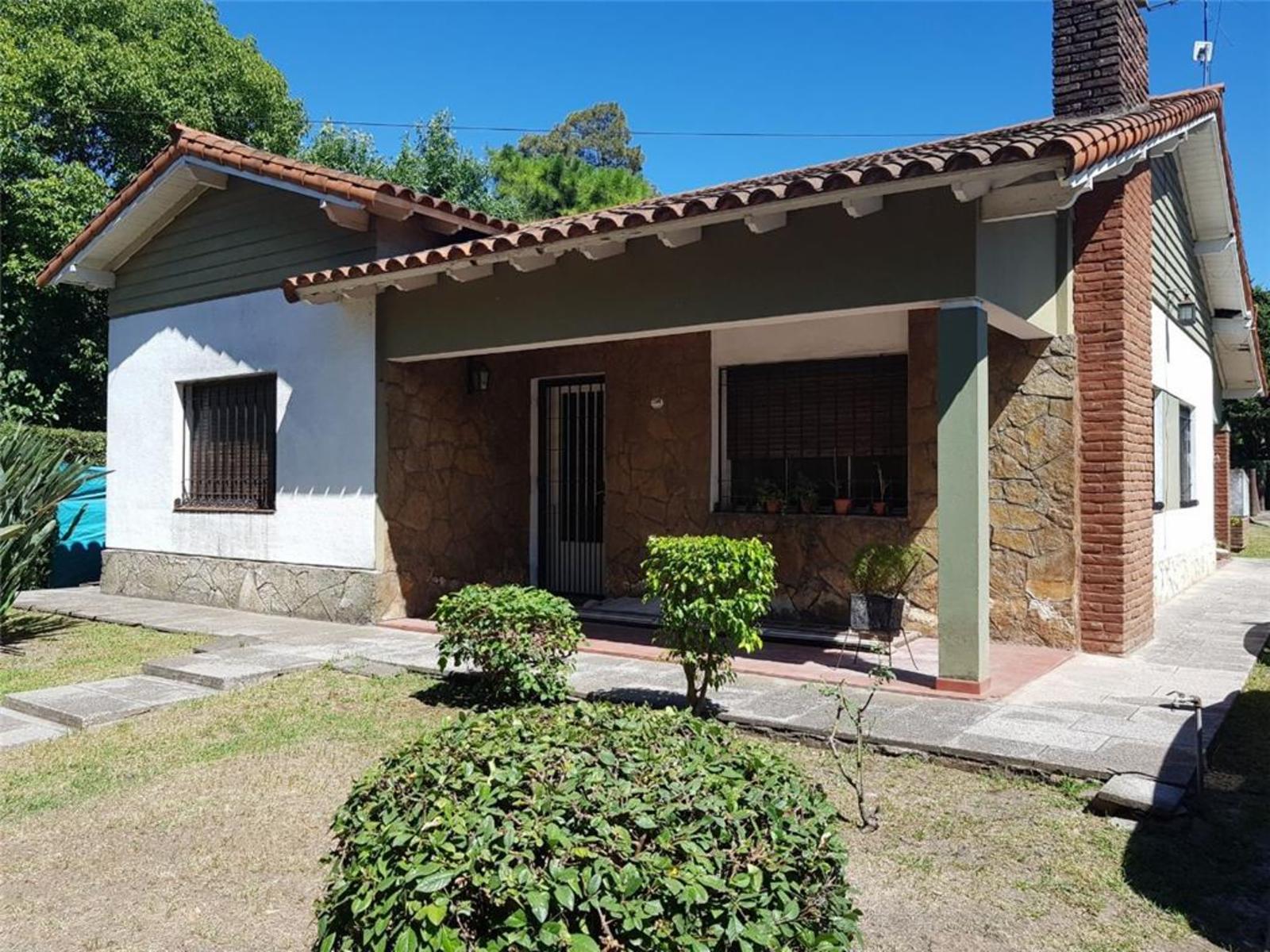 Venta de Chalet Zona La Quebrada, sobre Dastugue 2400.
