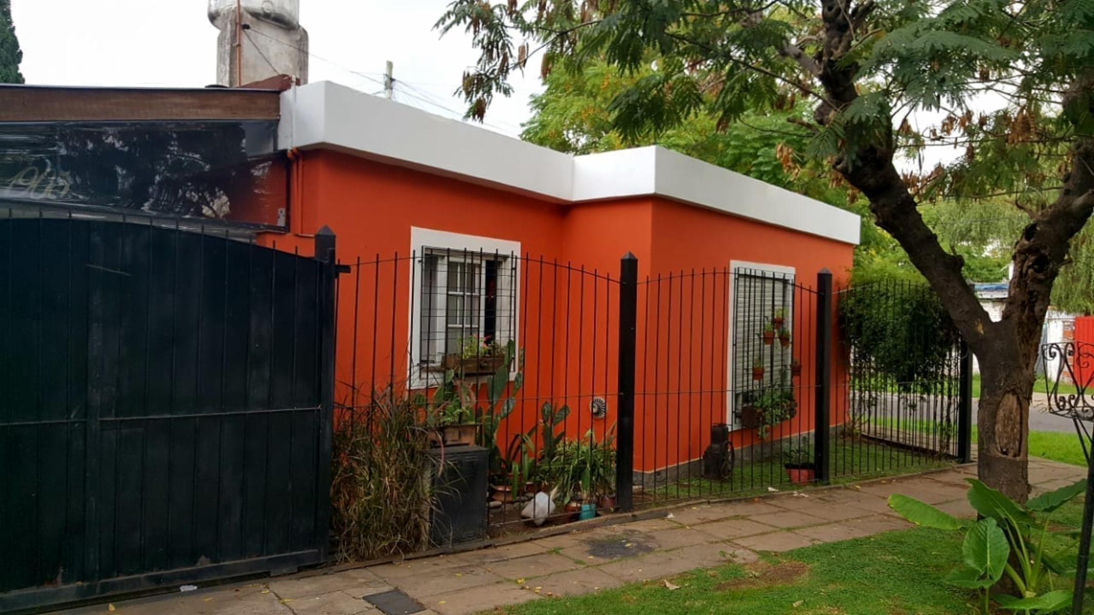 Venta de excelente PH en CASTELAR NORTE, sobre calle Florencio Sanchez al 2000 — foto 2