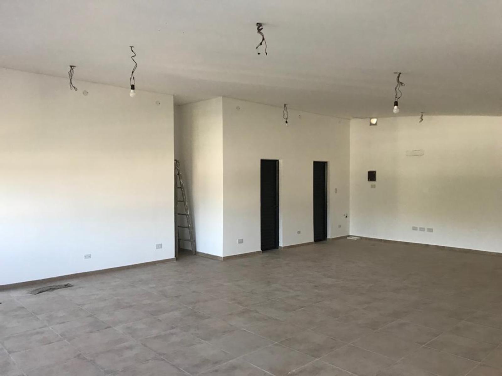 OFICINA A ESTRENAR DE 100m2 - 1° PISO S/COLECTORA ESTE - 4