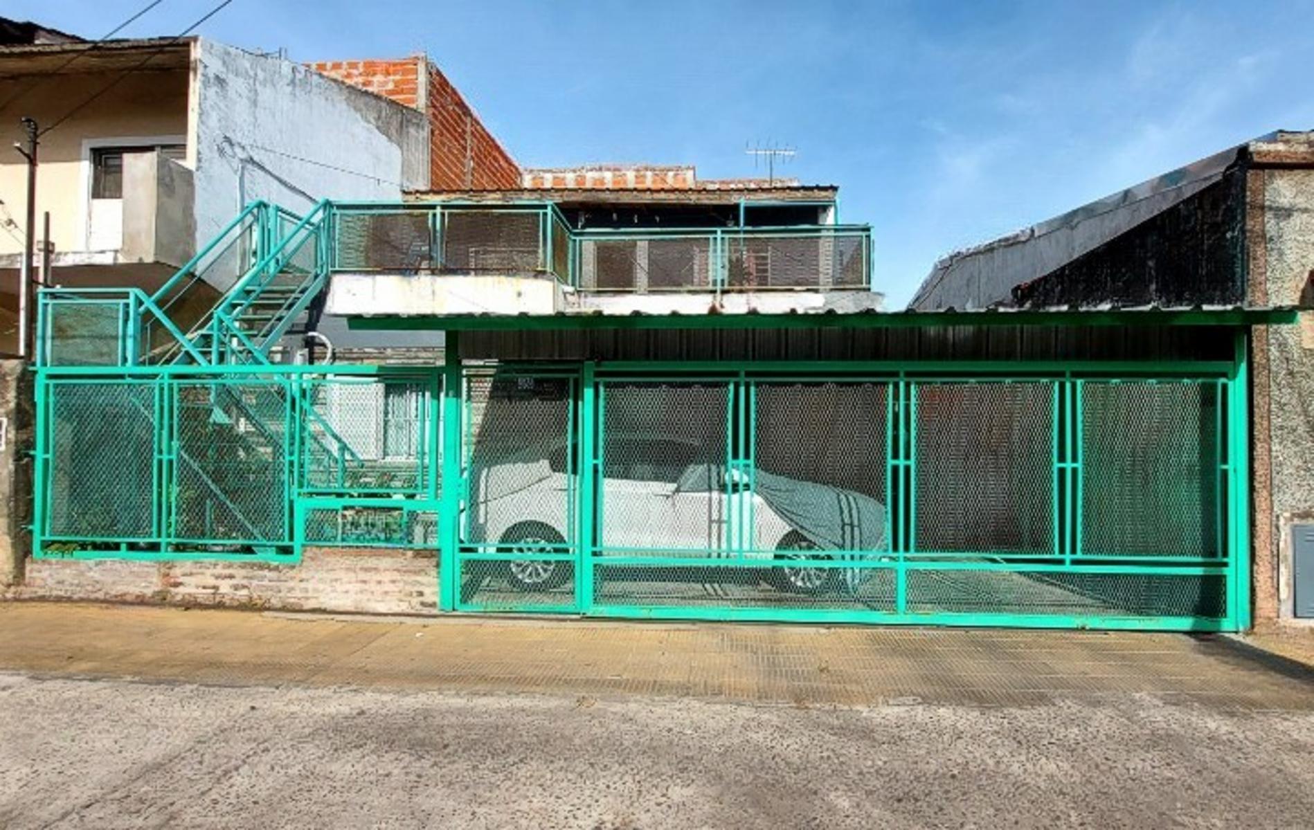 CASA DOS FAMILIAS CASTELAR, MORON SUR
