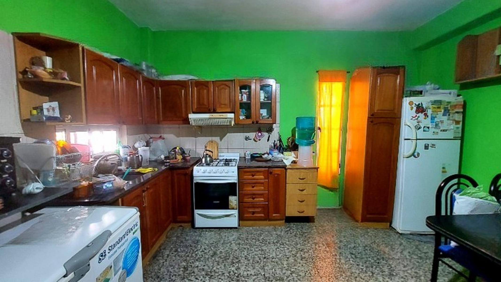 CASA DOS FAMILIAS CASTELAR, MORON SUR — foto 2