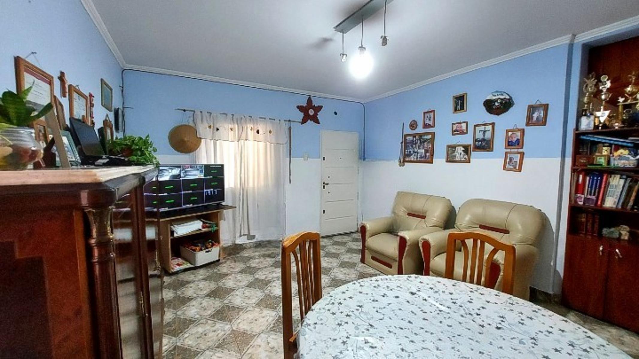 CASA DOS FAMILIAS CASTELAR, MORON SUR — foto 3