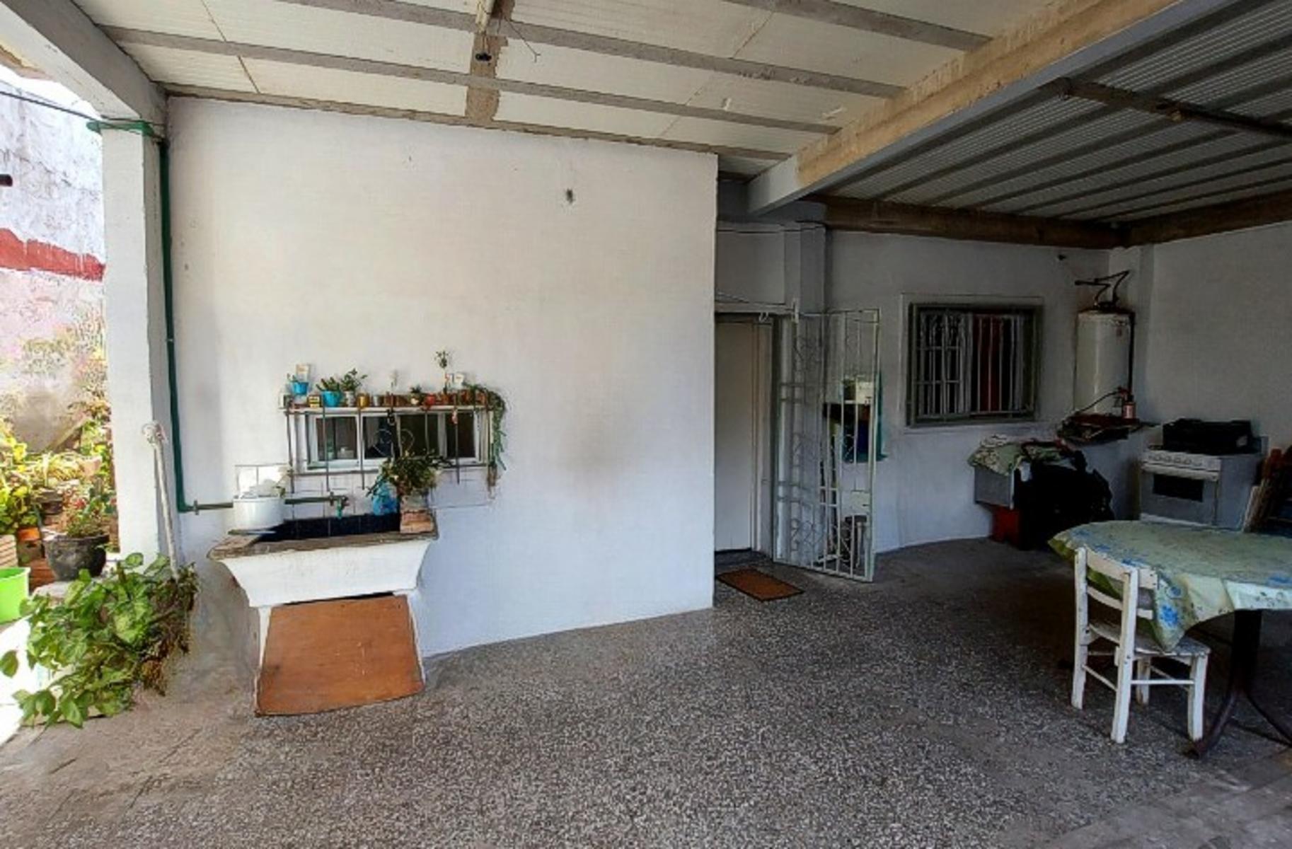 CASA DOS FAMILIAS CASTELAR, MORON SUR — foto 9