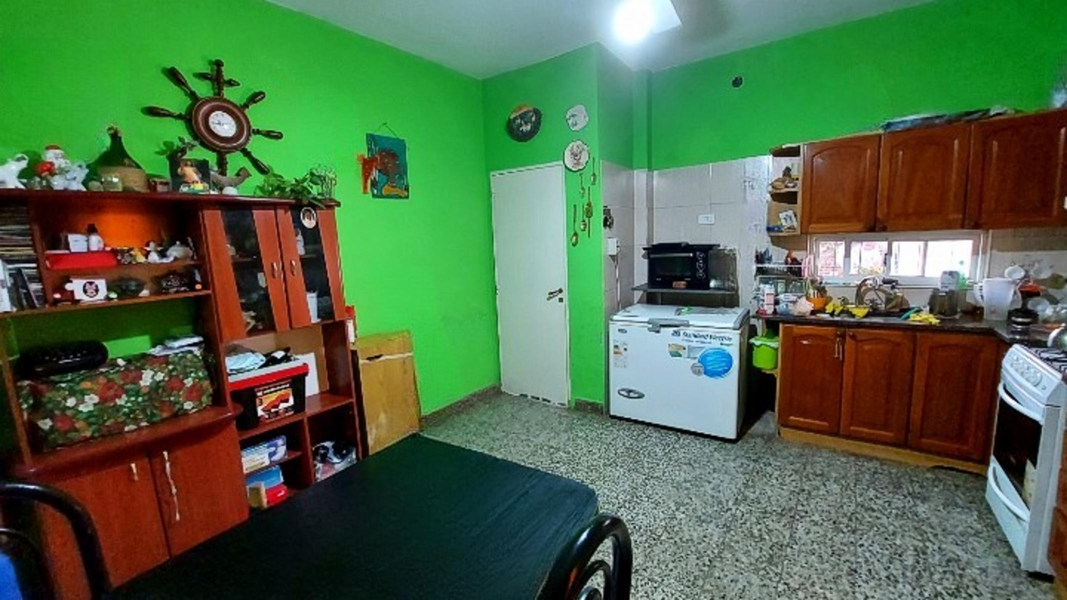 CASA DOS FAMILIAS CASTELAR, MORON SUR — foto 12
