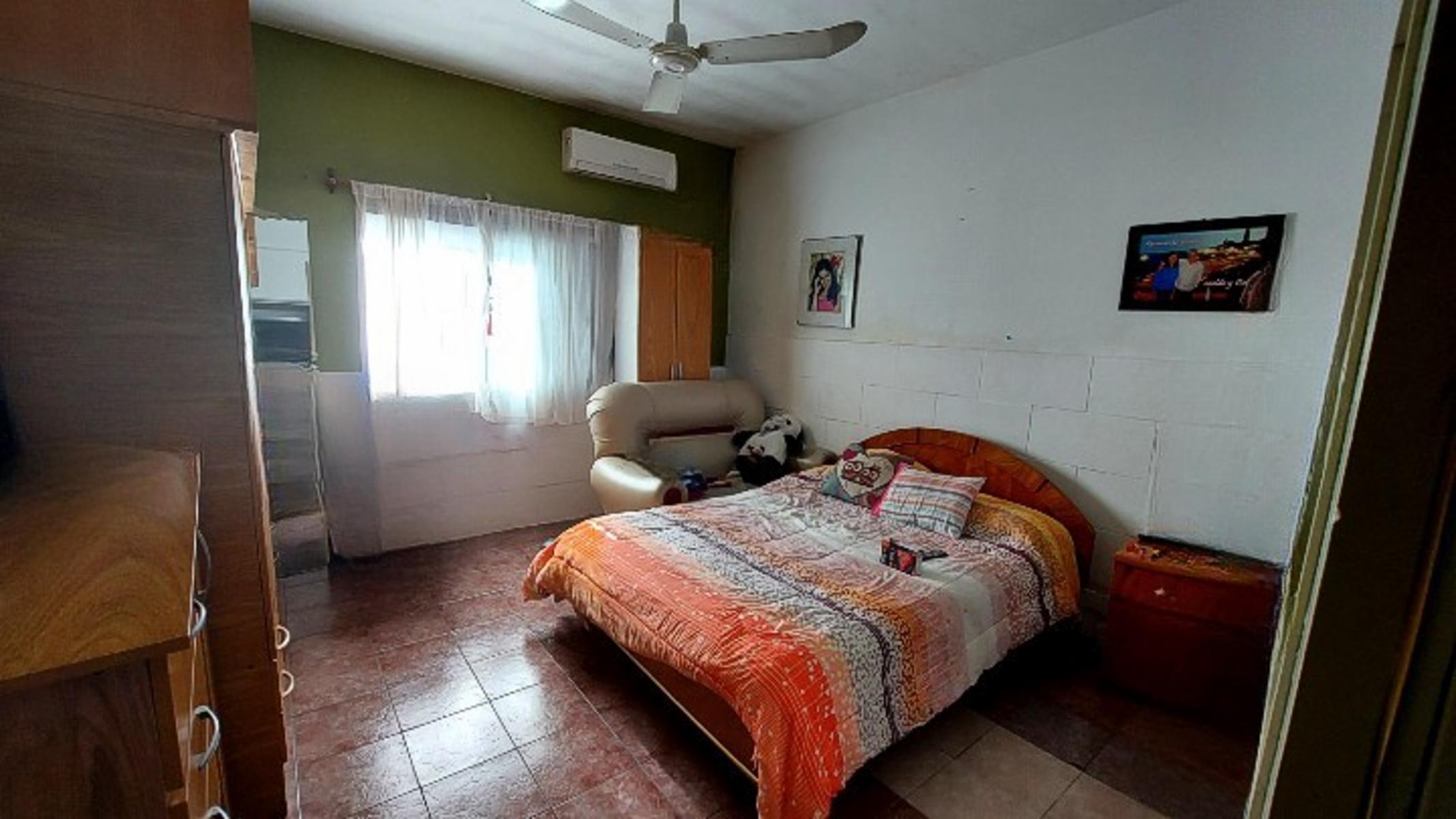 CASA DOS FAMILIAS CASTELAR, MORON SUR — foto 13