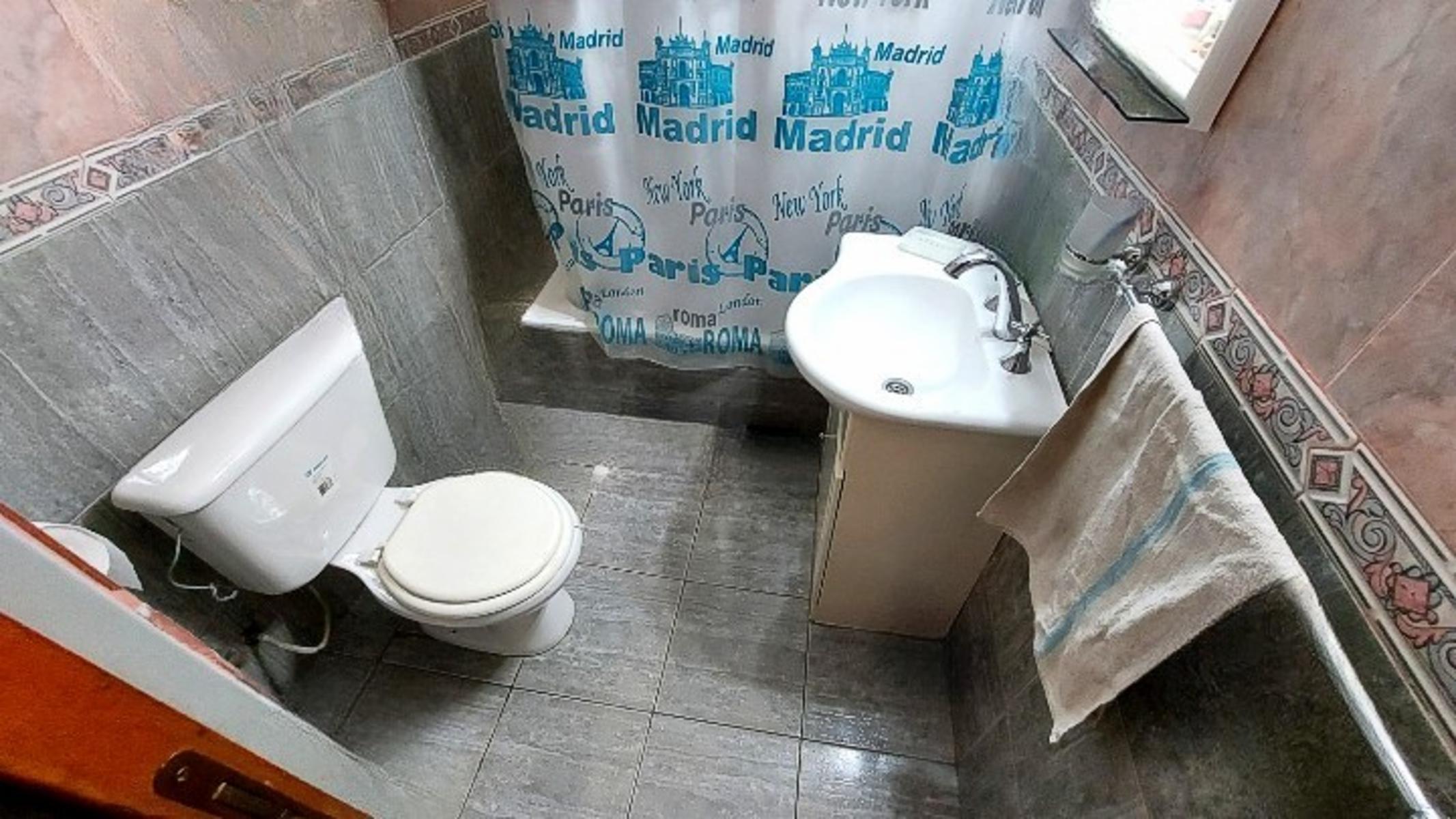 CASA DOS FAMILIAS CASTELAR, MORON SUR — foto 14