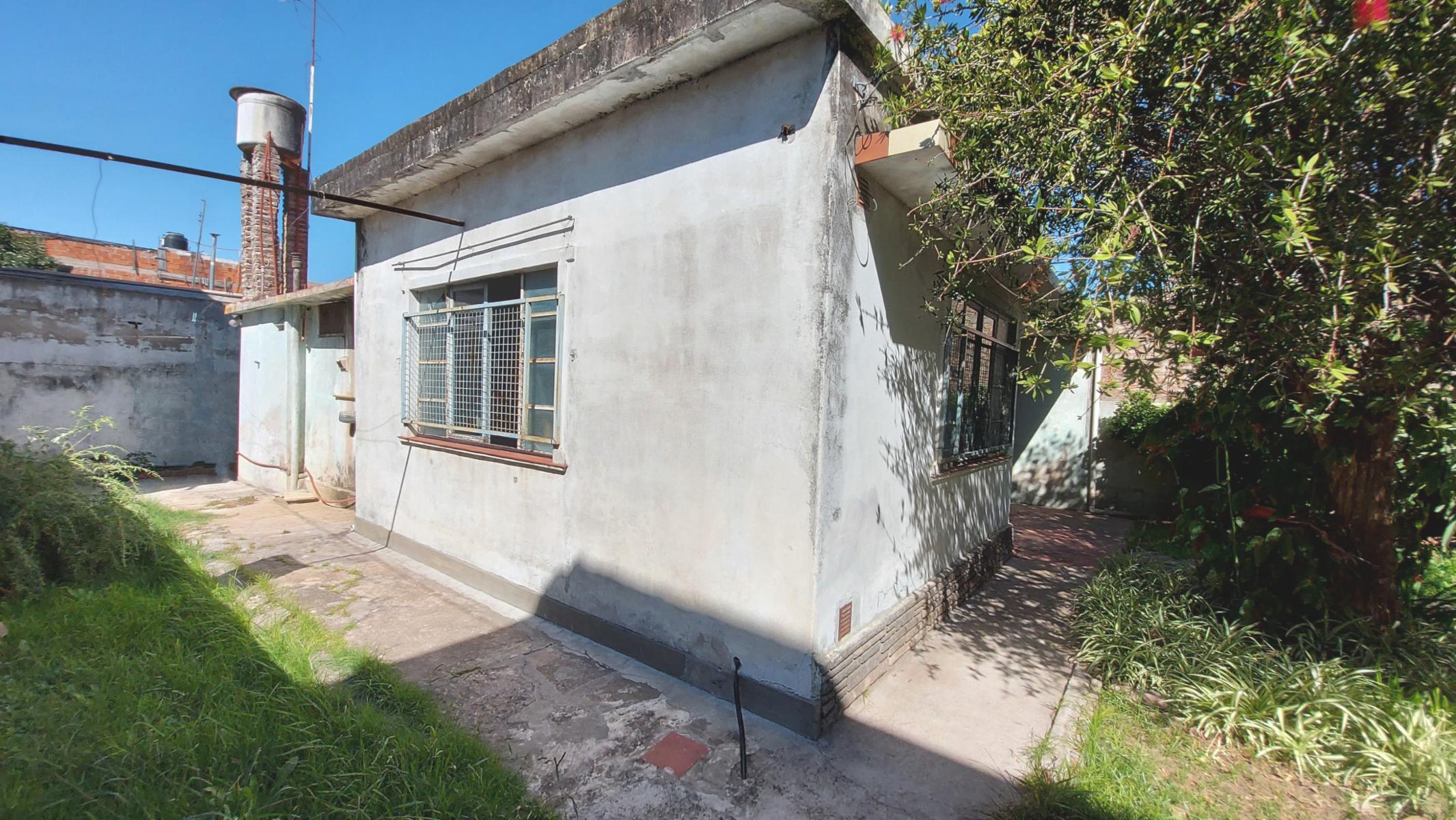 CASA CON LOCAL MORON SUR