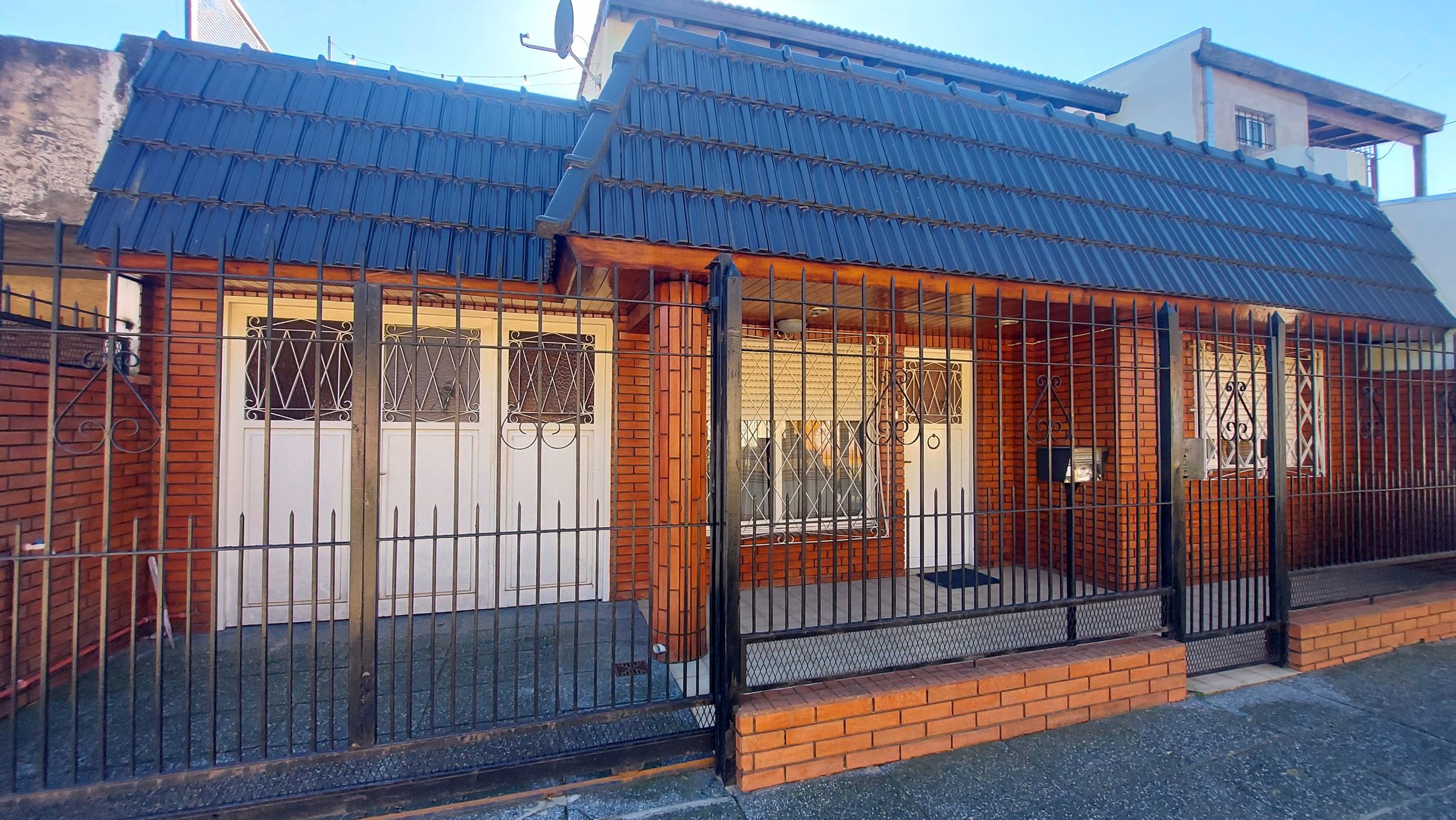 Venta 2 casas en mismo lote Moron - 11
