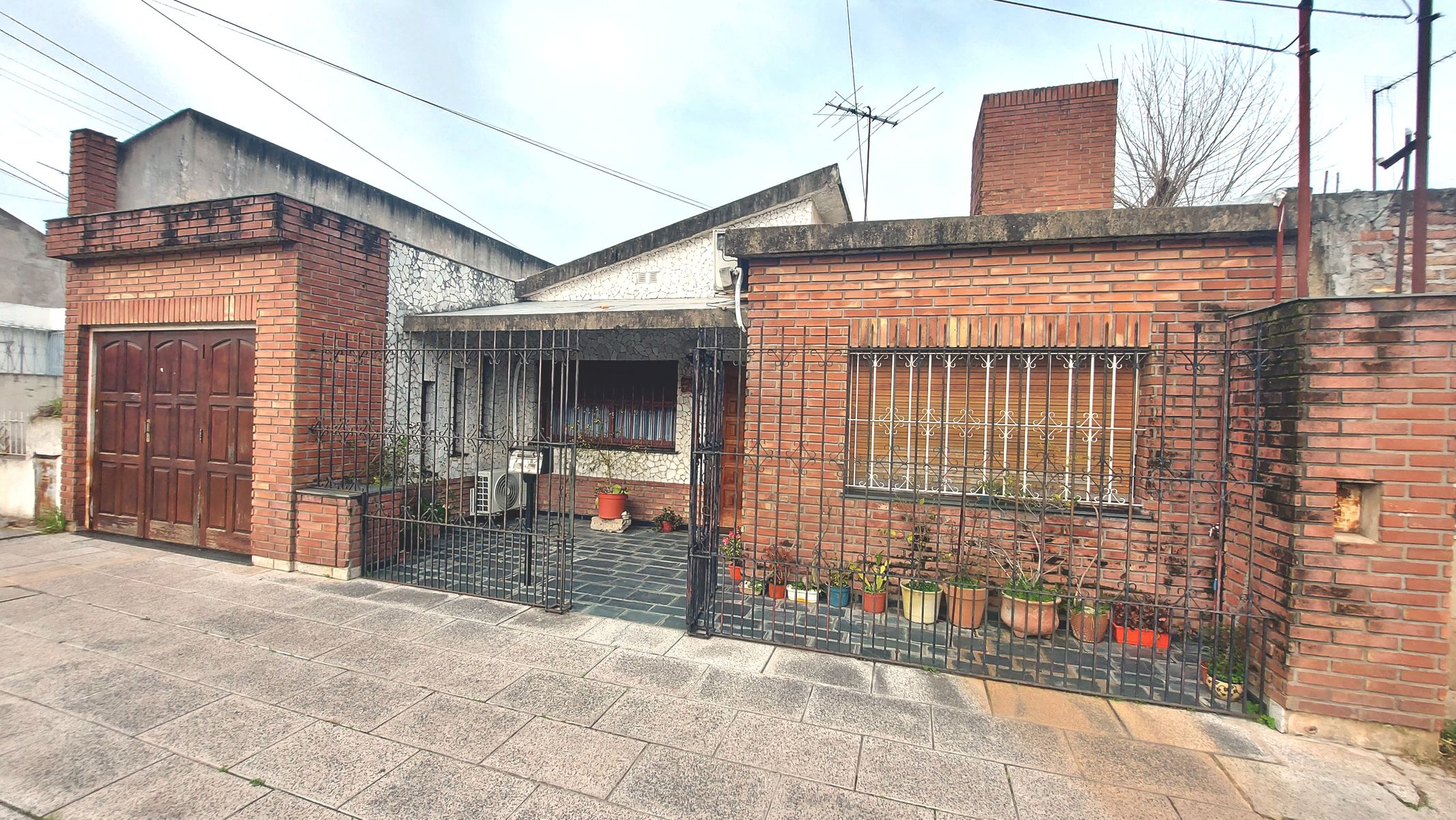 Venta casa 4 ambientes Moron Castelar - Apto Credito - 24
