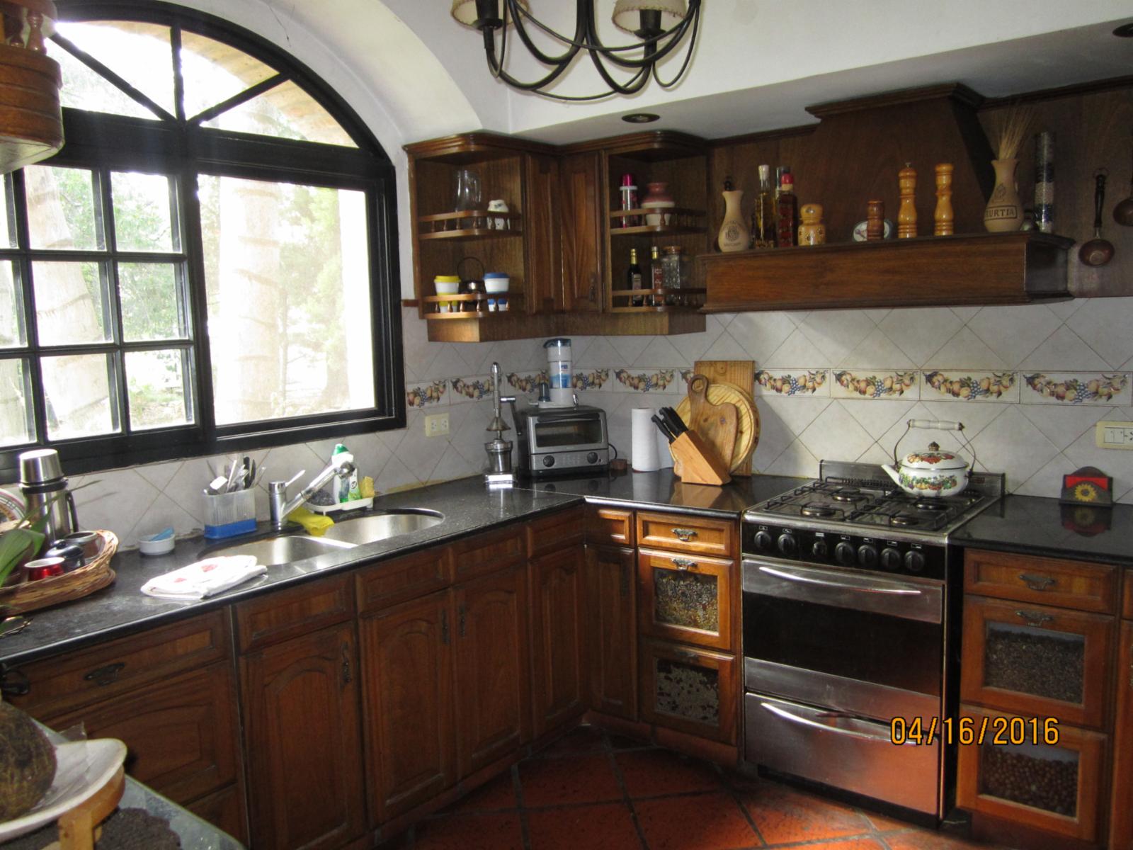 MAGNIFICO CHALET SOBRE GRAN LOTE EN EL PARAISO — foto 2