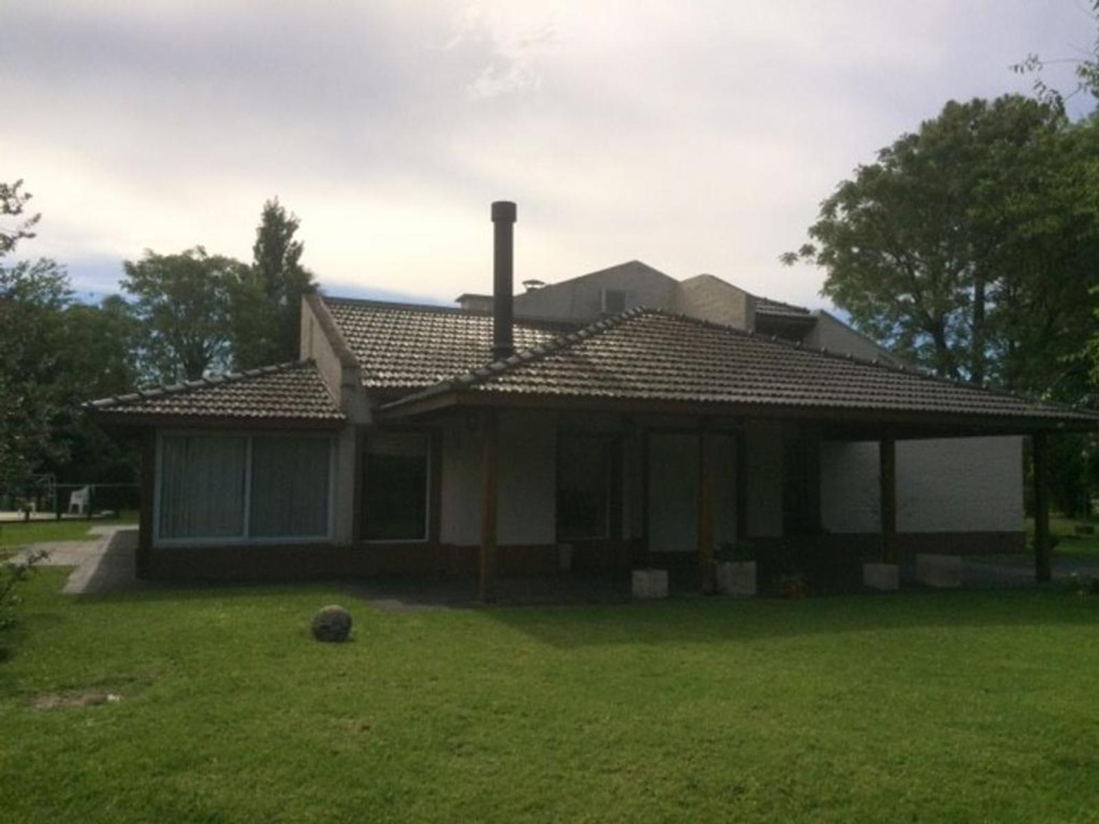 IMPECABLE CHALET DE 6 AMB SOBRE IMPORTANTE LOTE — foto 2