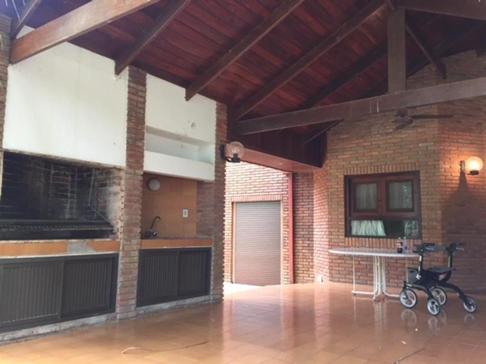 IMPECABLE CHALET SOBRE IMPORTANTE LOTE — foto 9
