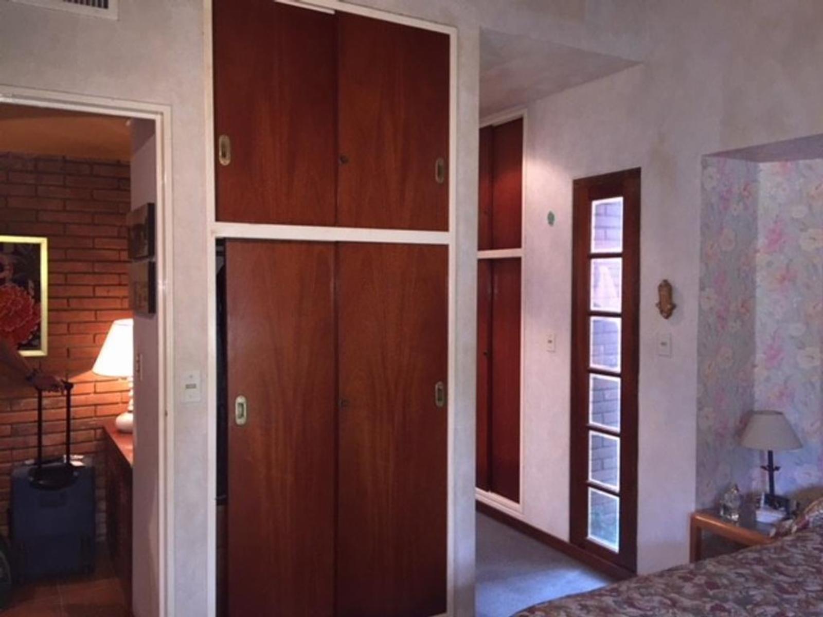 IMPECABLE CHALET SOBRE IMPORTANTE LOTE — foto 11
