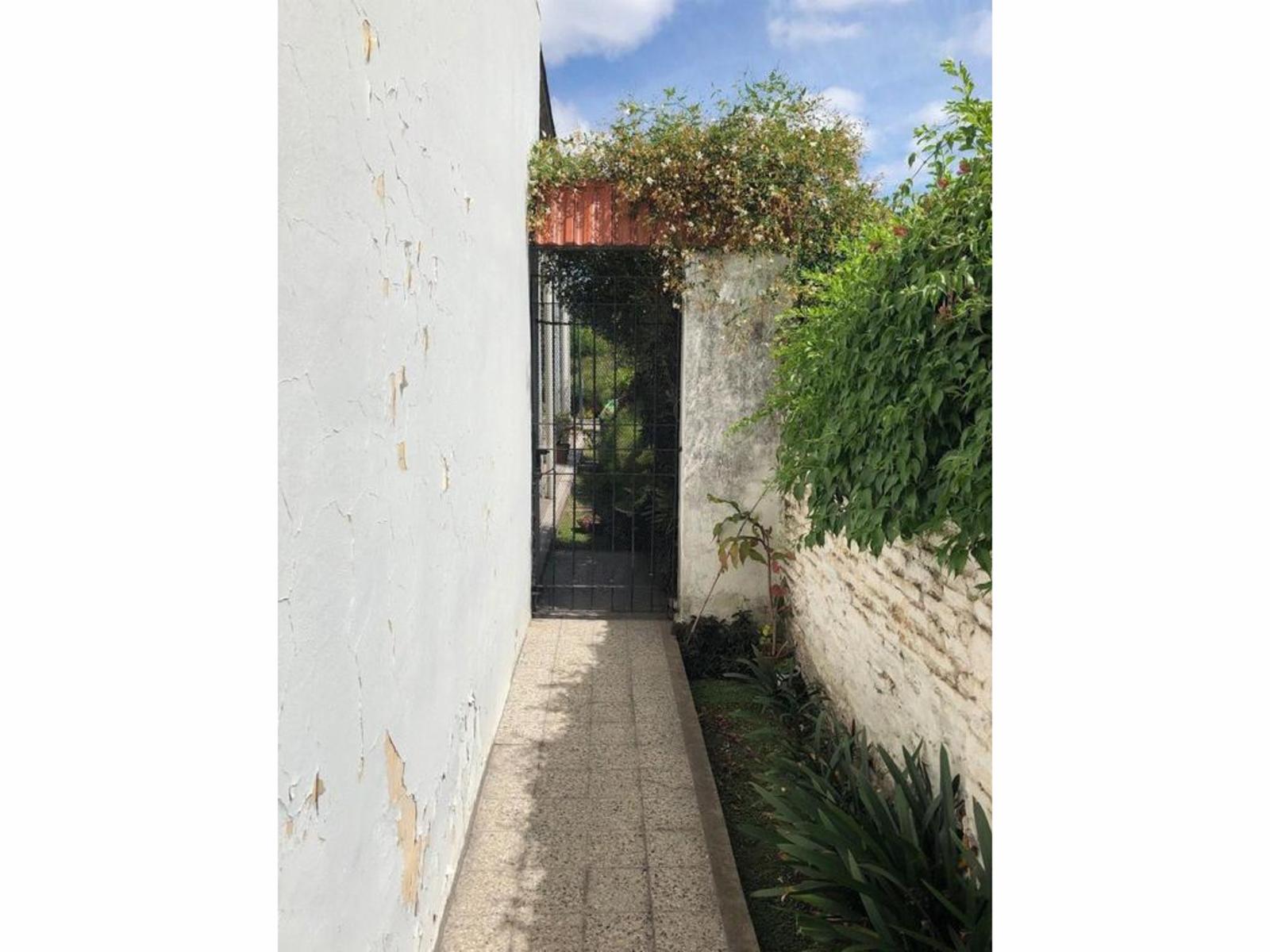 CASA DE 4 AMB SOBRE IMPORTANTE LOTE — foto 3