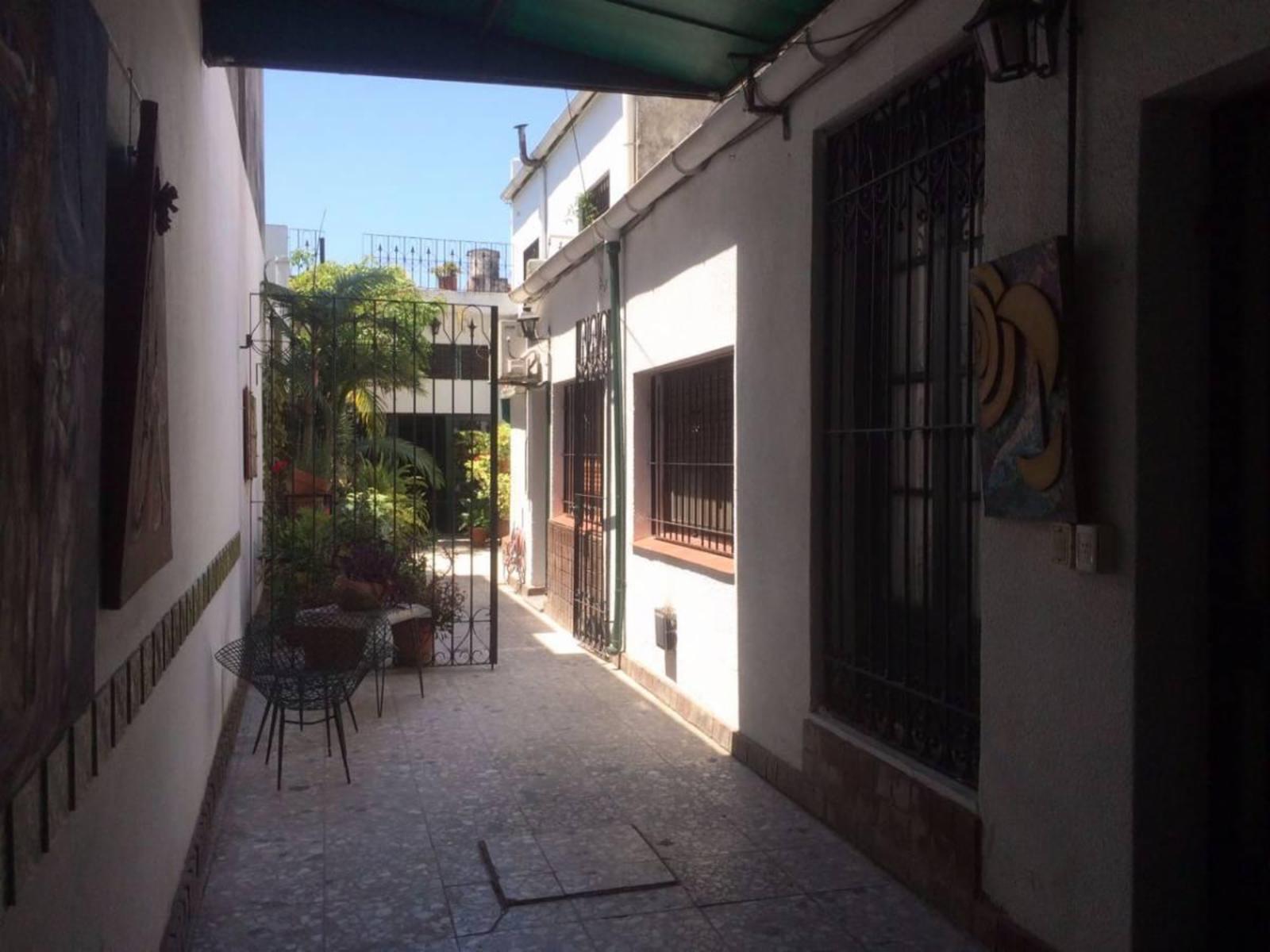 CASA DE 4 AMB. CON LOCAL AL FRENTE