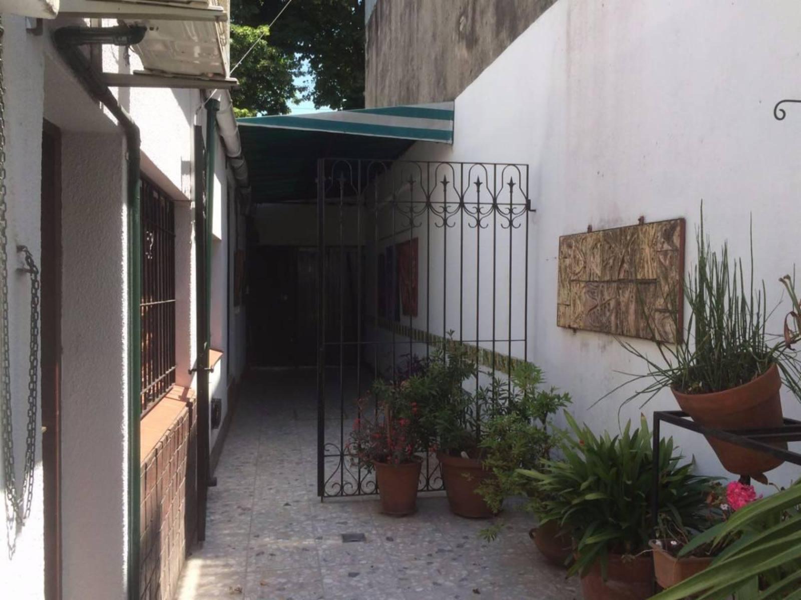 CASA DE 4 AMB. CON LOCAL AL FRENTE — foto 2