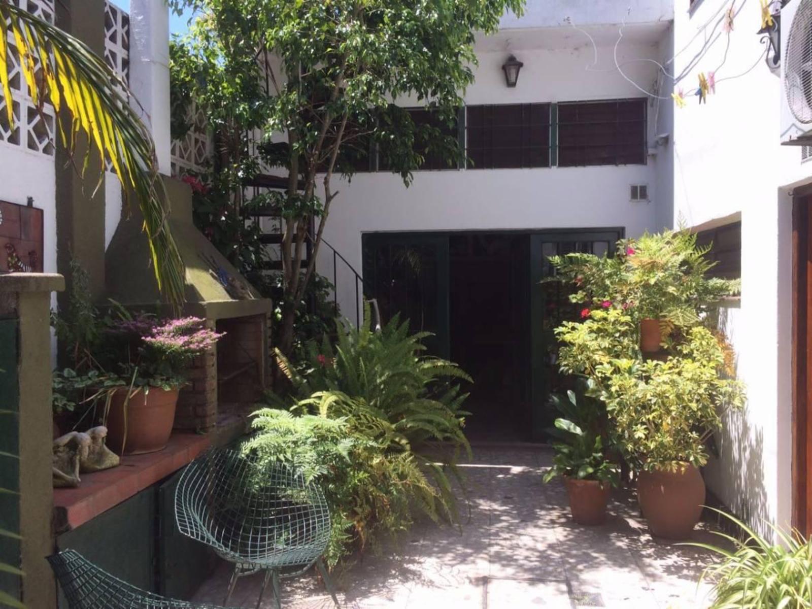 CASA DE 4 AMB. CON LOCAL AL FRENTE — foto 3