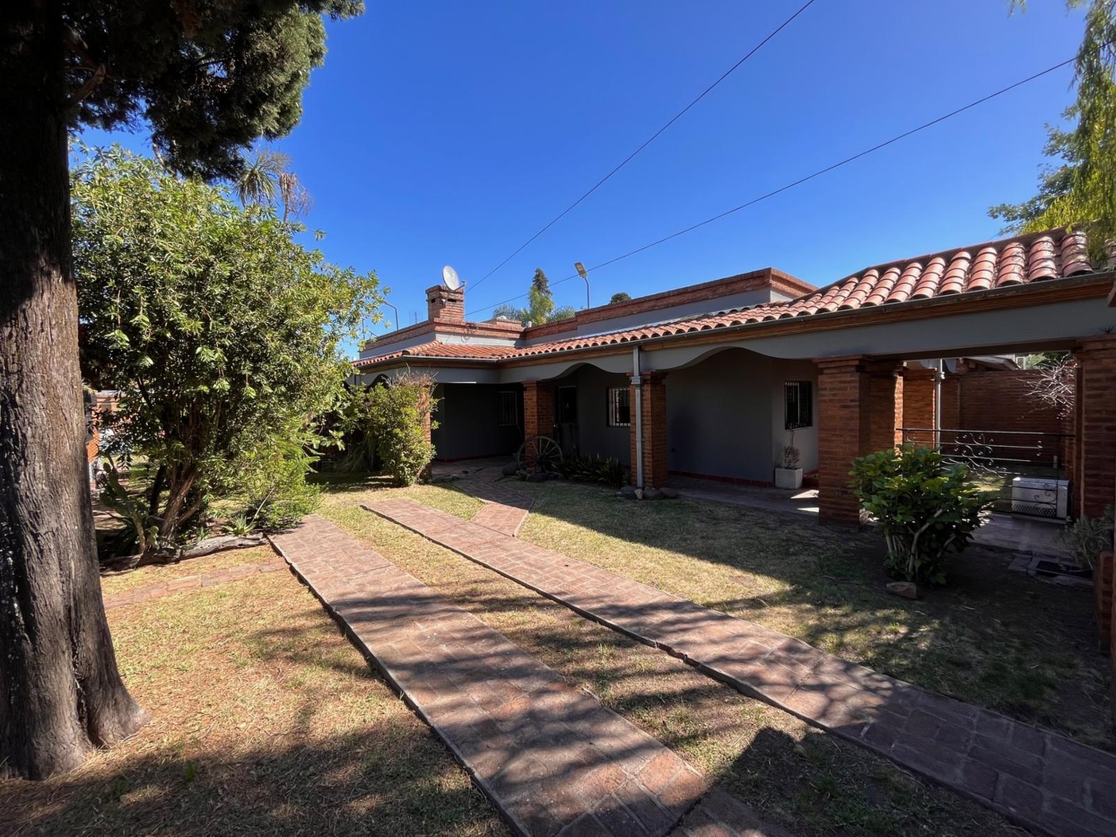 MUY LINDO CHALET FAMILIAR O MULTIFAMILAR SOBRE DOS LOTES — foto 2