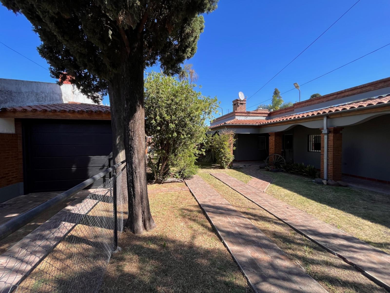 MUY LINDO CHALET FAMILIAR O MULTIFAMILAR SOBRE DOS LOTES — foto 3