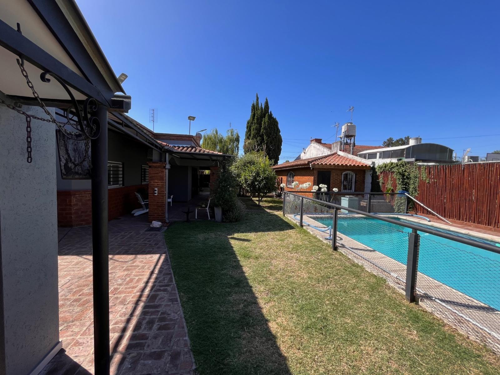 MUY LINDO CHALET FAMILIAR O MULTIFAMILAR SOBRE DOS LOTES — foto 13