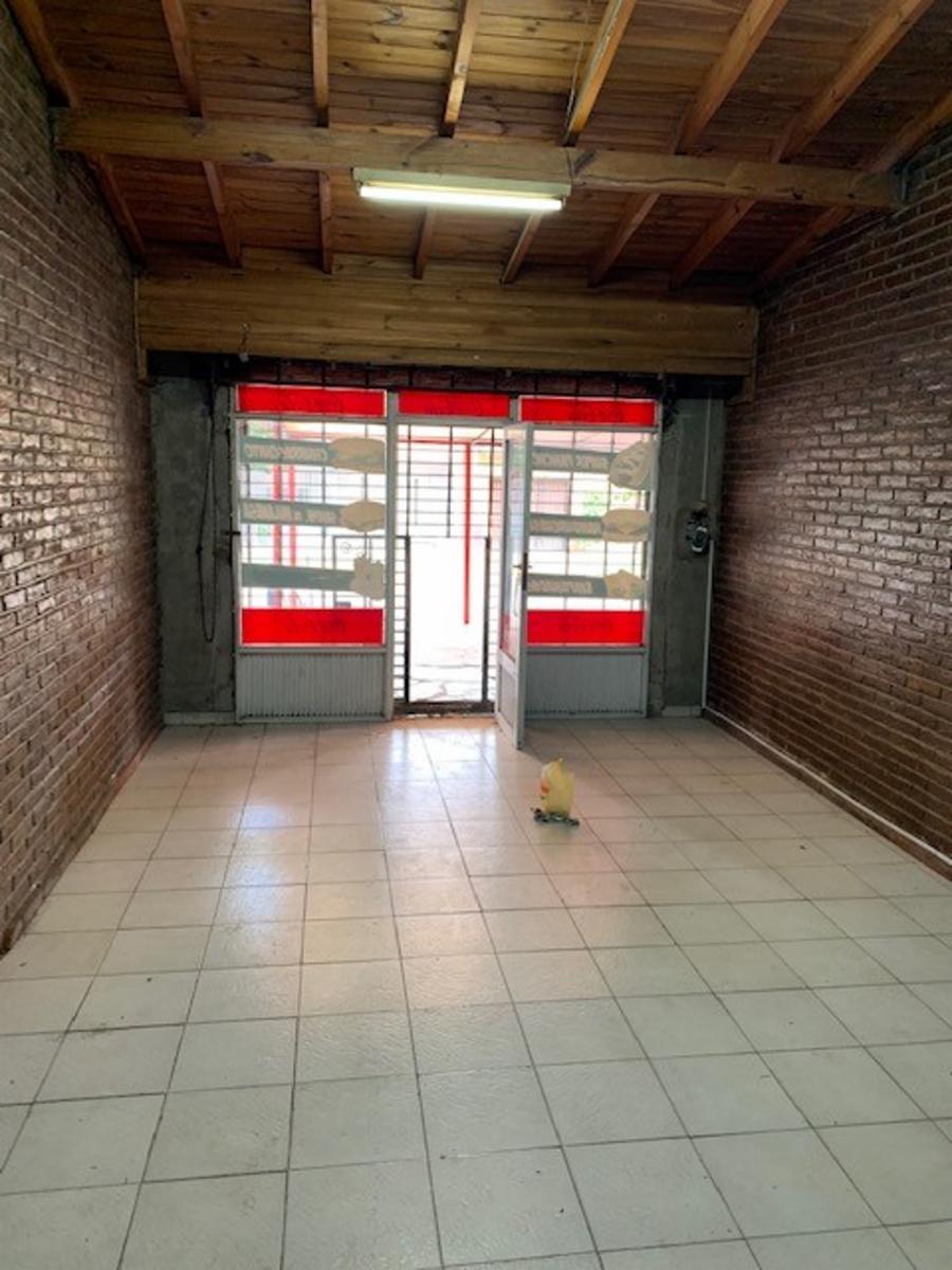 Local al frente con patio